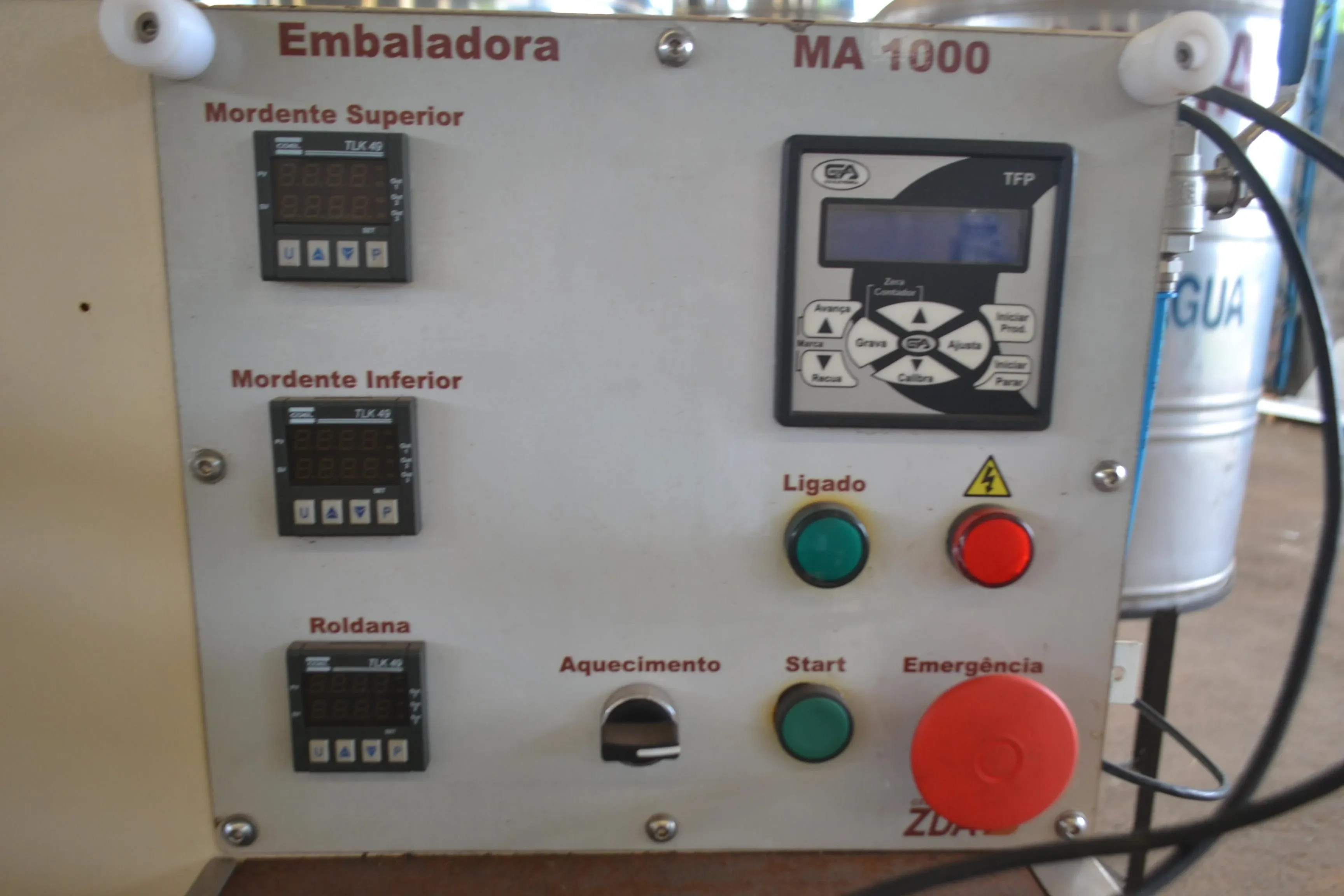 embaladora-flowpack-marca-makweg-para-chocolates-doces-e-outros