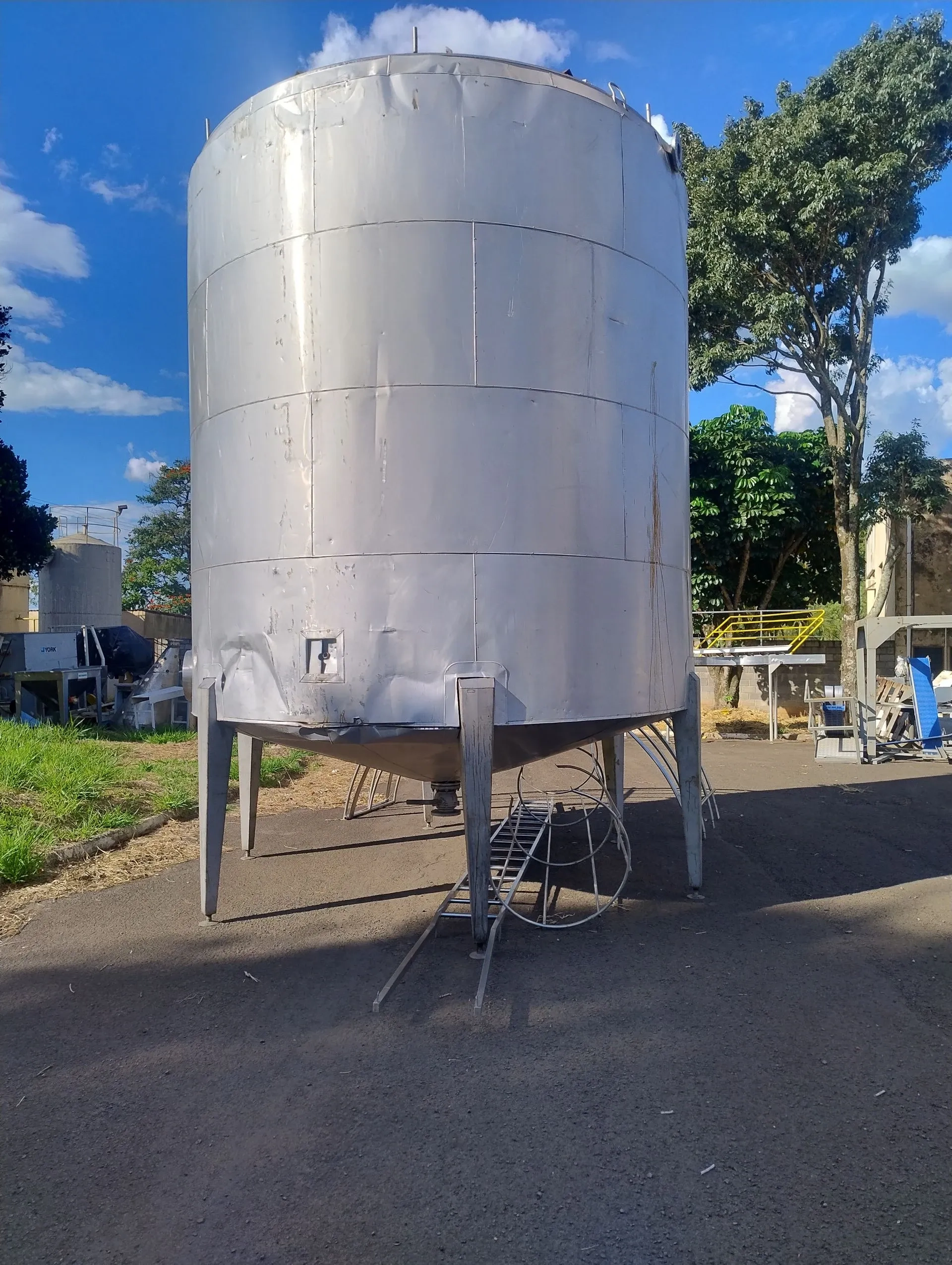 tanque-misturador-encamisado-em-aco-inox-capacidade-40-000-litros-marca-recinox