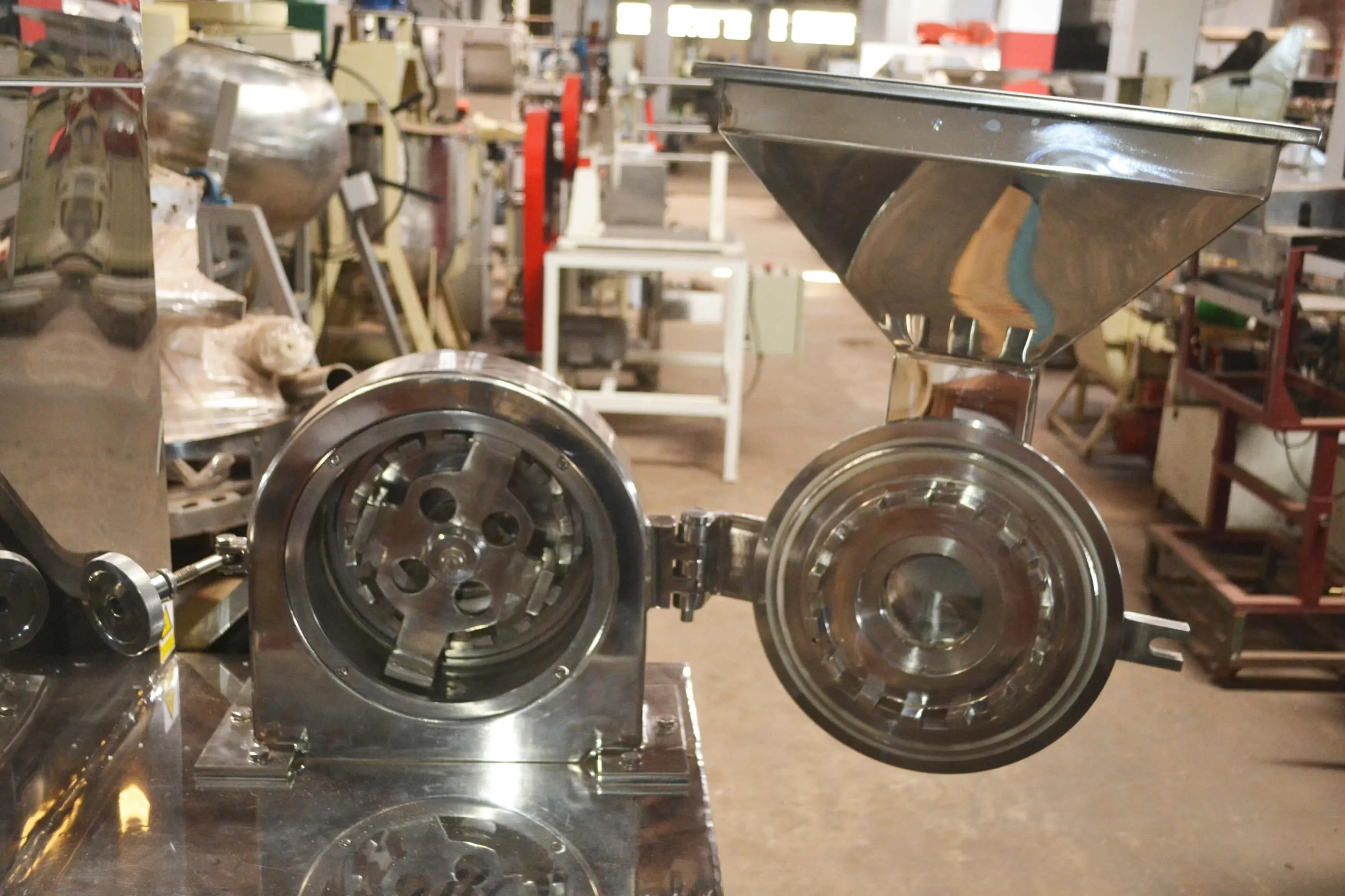 moinho-universal-em-aco-inox-capacidade-250-kg-h