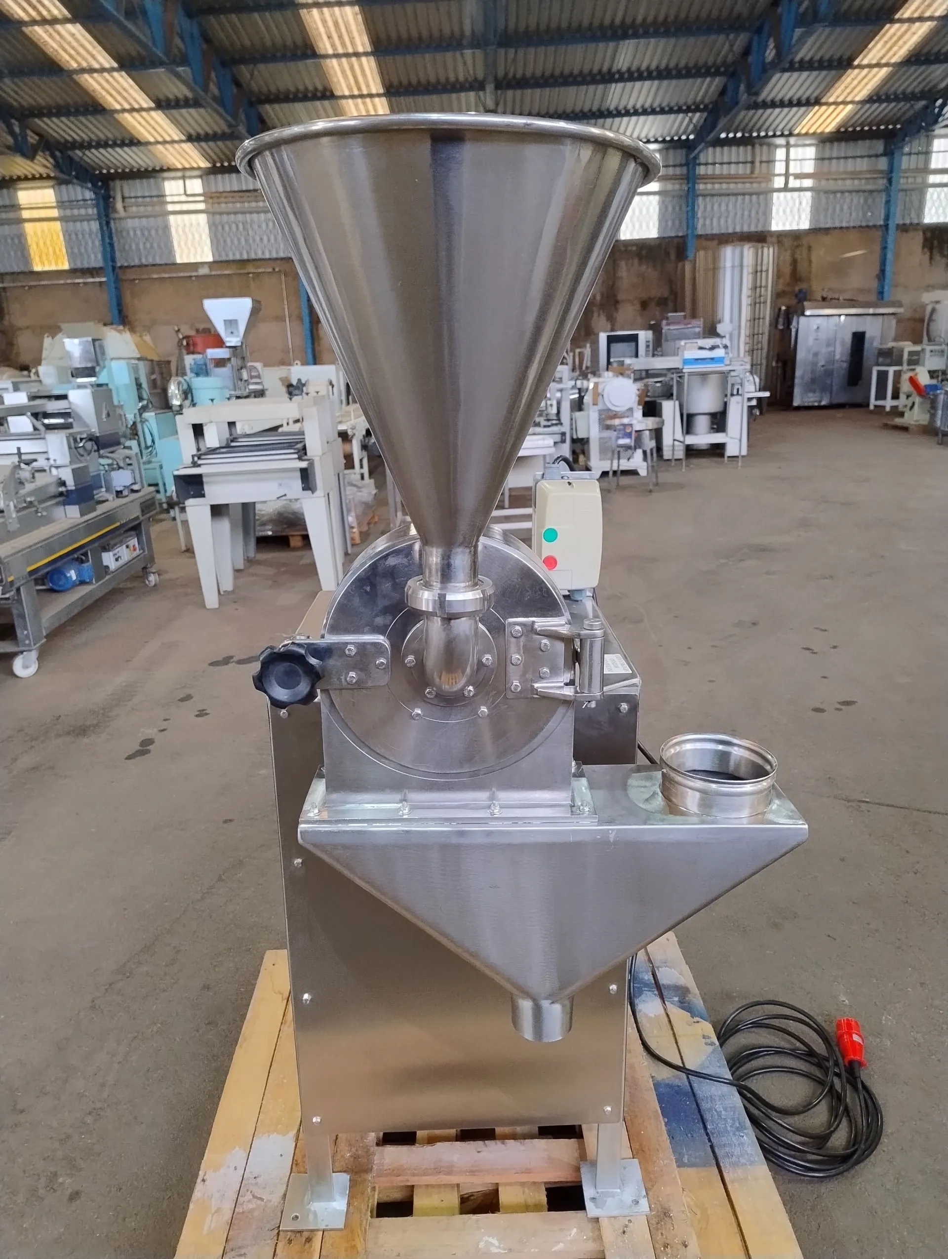 moinho-universal-em-aco-inox-capacidade-de-100-a-200-kg-hora