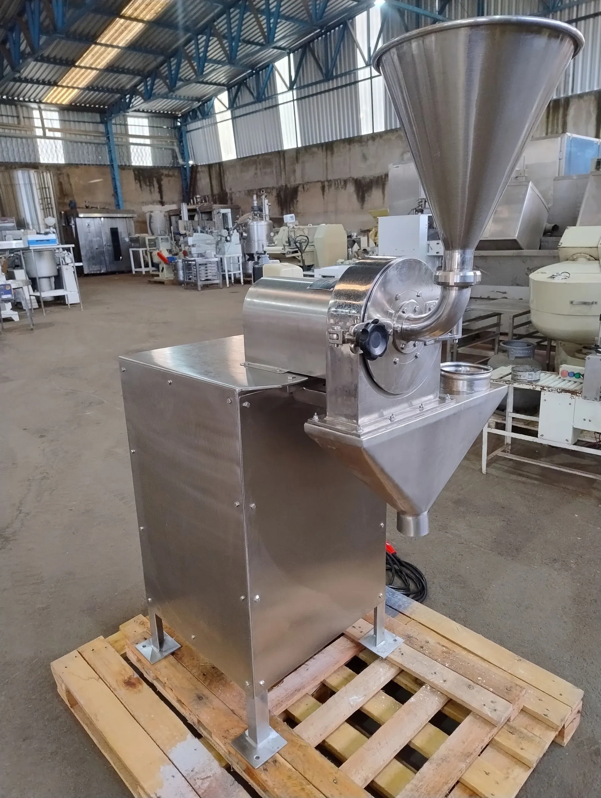 moinho-universal-em-aco-inox-capacidade-de-100-a-200-kg-hora