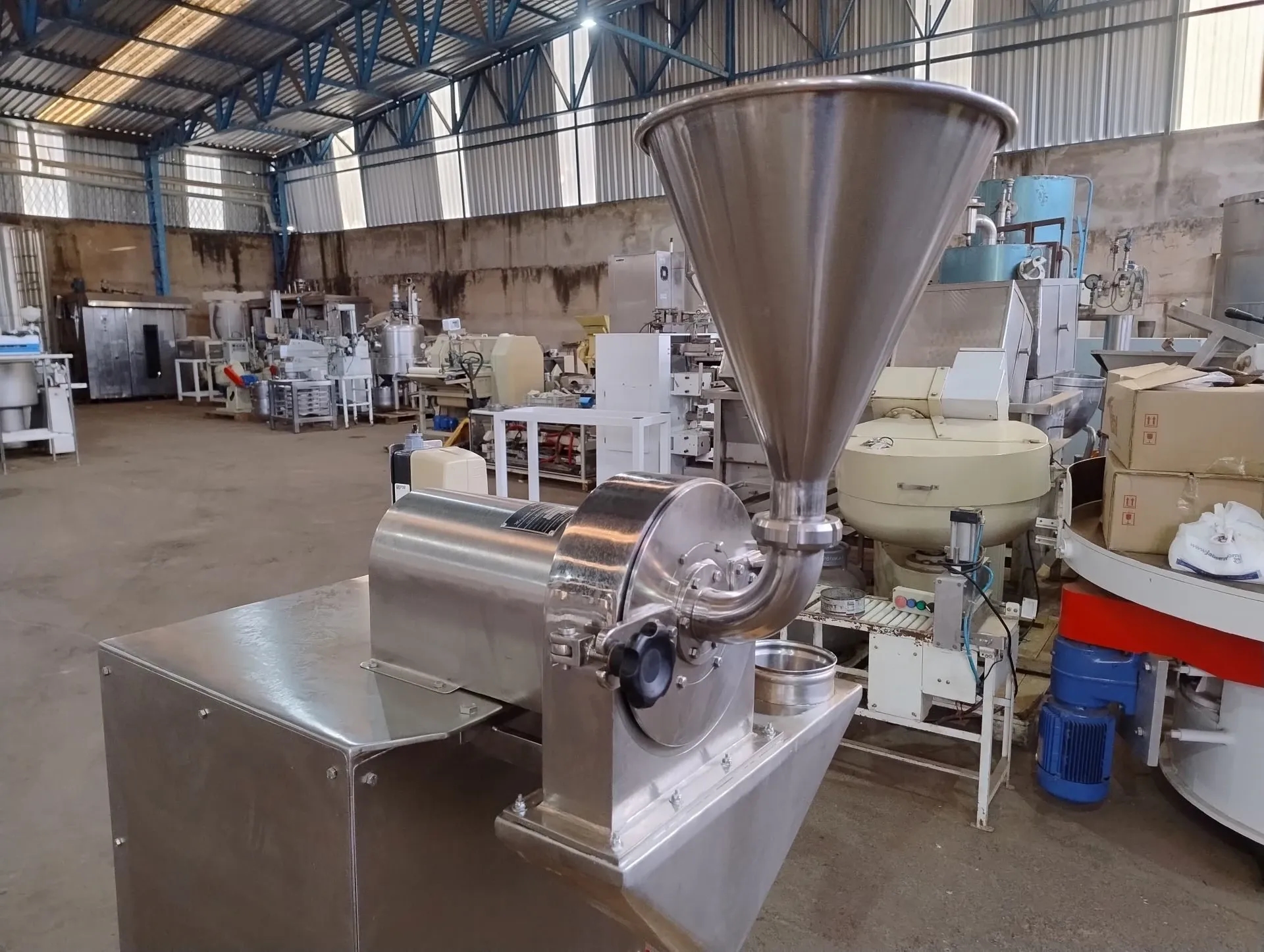 moinho-universal-em-aco-inox-capacidade-de-100-a-200-kg-hora