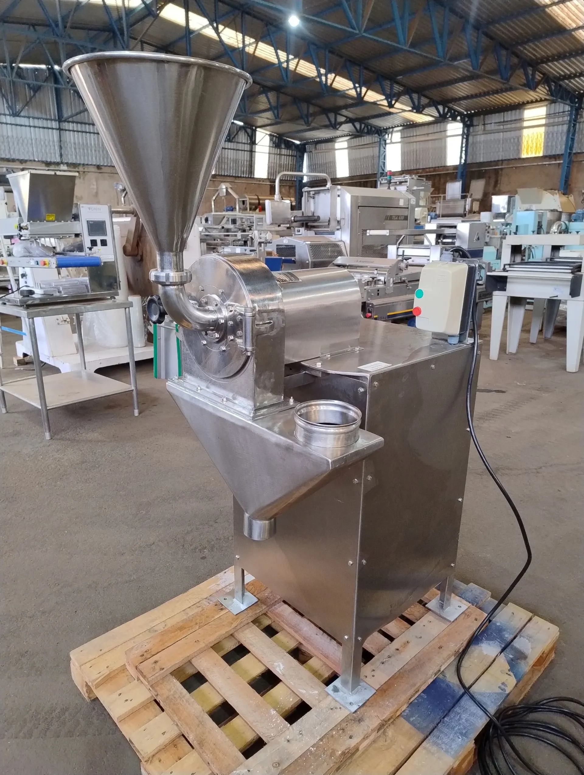 moinho-universal-em-aco-inox-capacidade-de-100-a-200-kg-hora