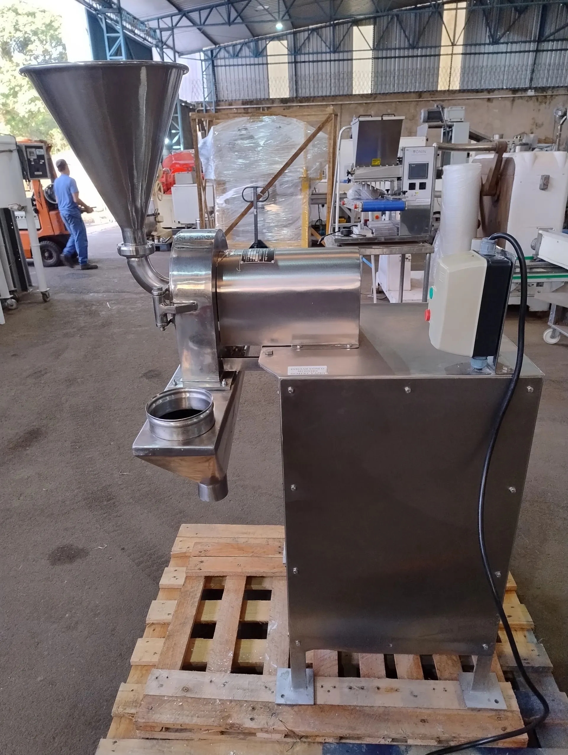 moinho-universal-em-aco-inox-capacidade-de-100-a-200-kg-hora