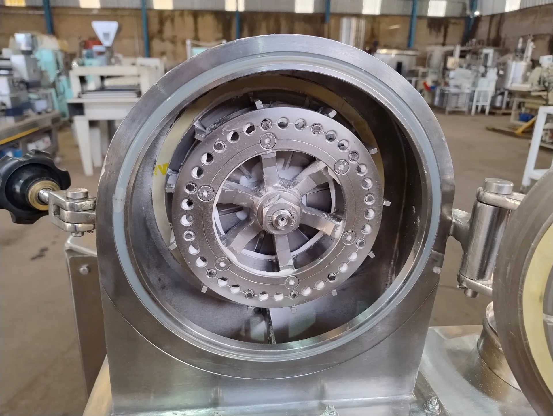 moinho-universal-em-aco-inox-capacidade-de-100-a-200-kg-hora