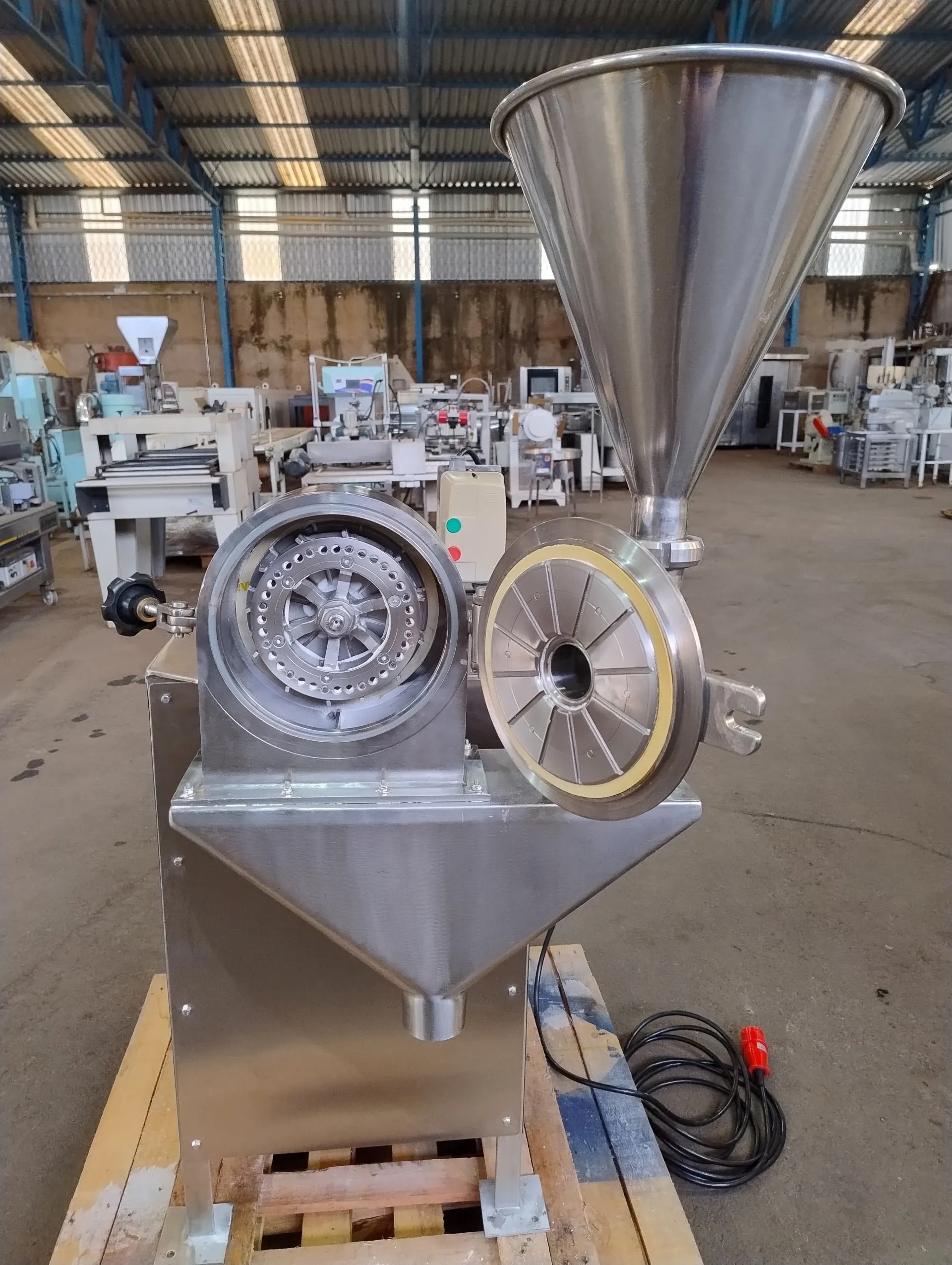 moinho-universal-em-aco-inox-capacidade-de-100-a-200-kg-hora