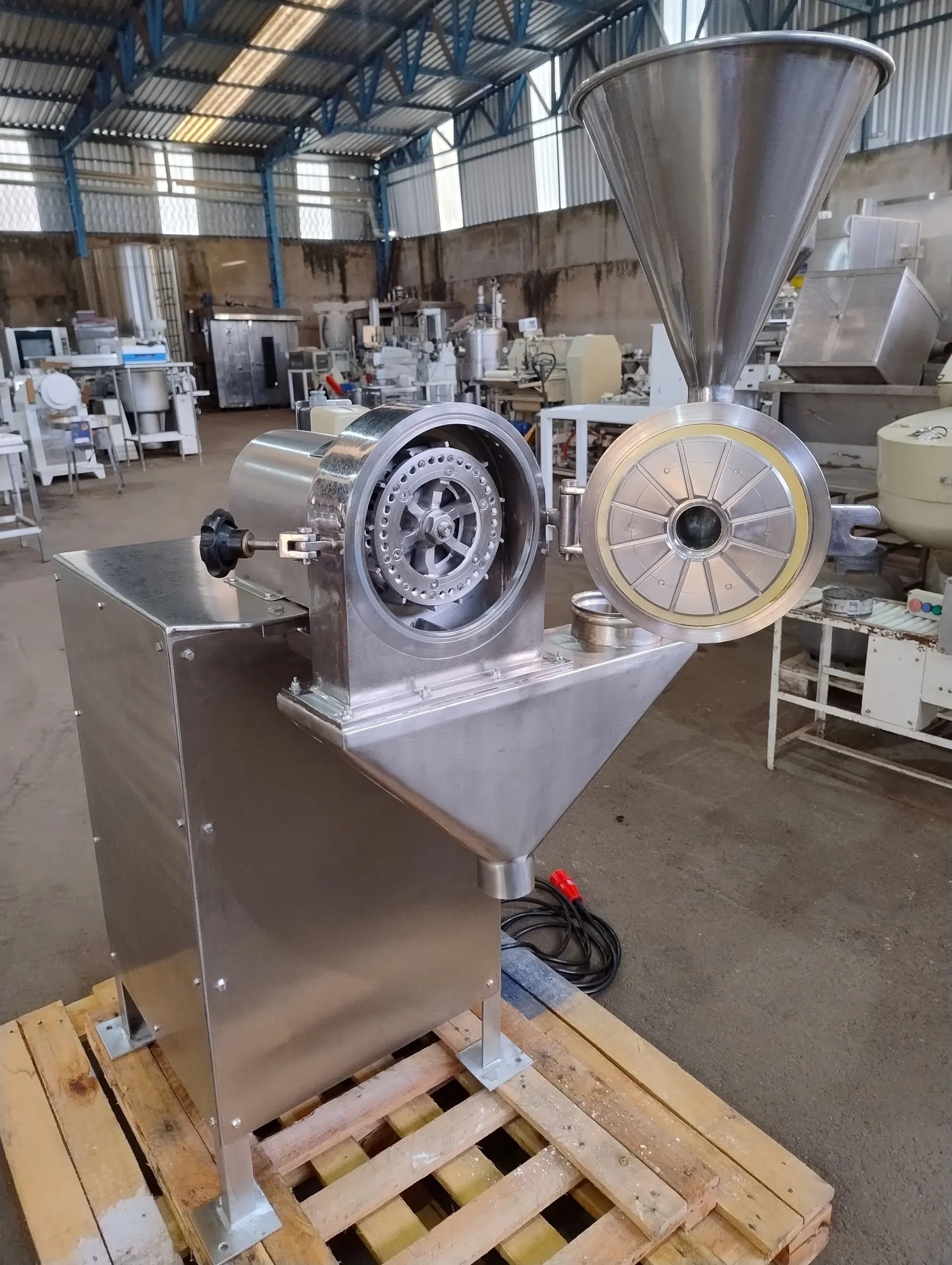 moinho-universal-em-aco-inox-capacidade-de-100-a-200-kg-hora