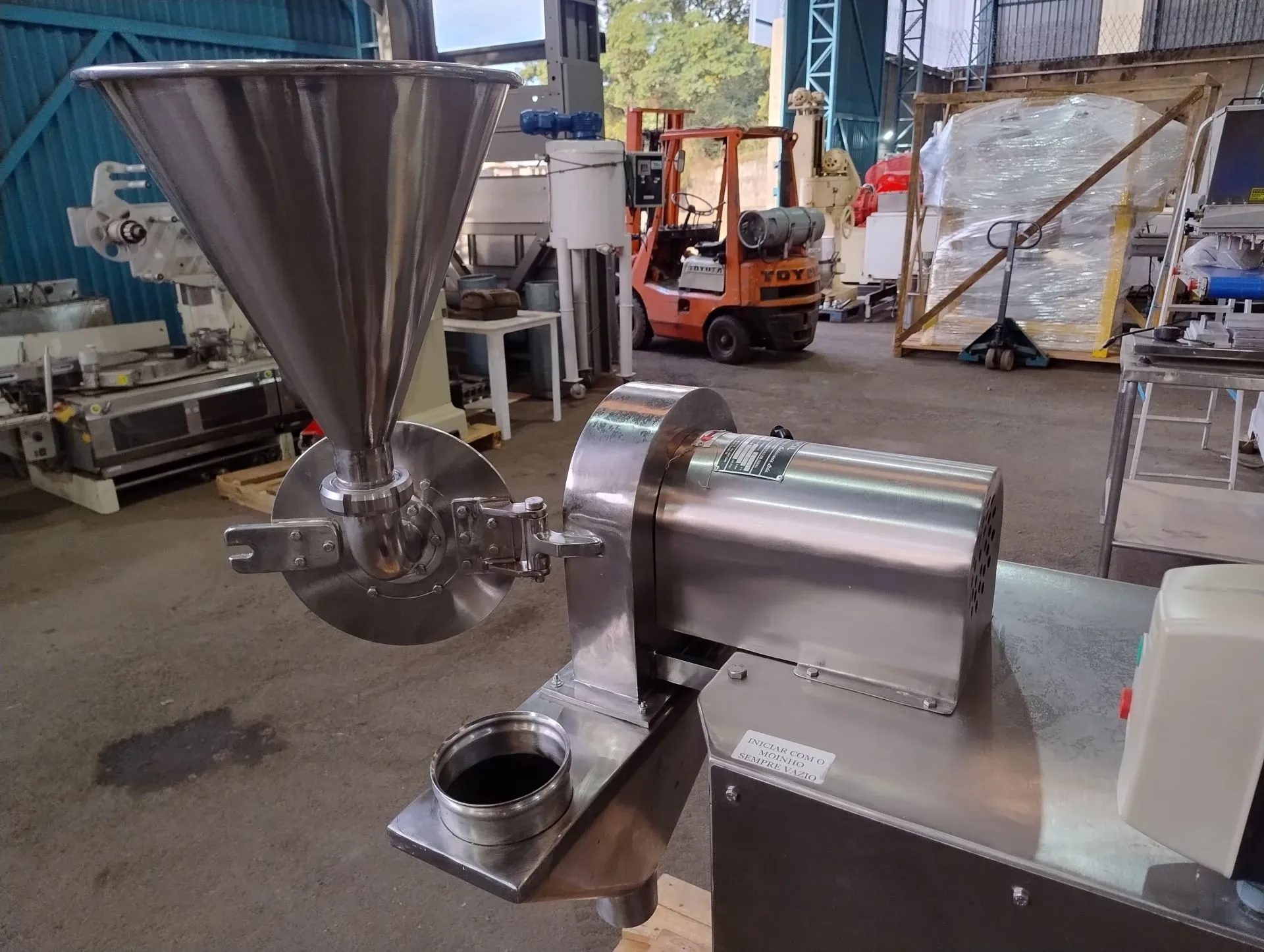 moinho-universal-em-aco-inox-capacidade-de-100-a-200-kg-hora