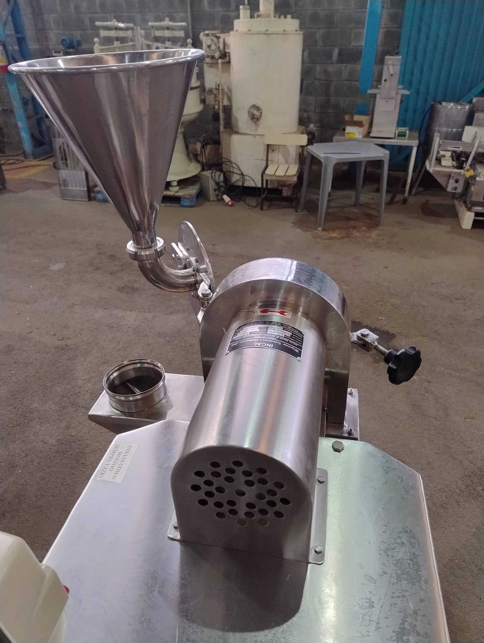 moinho-universal-em-aco-inox-capacidade-de-100-a-200-kg-hora