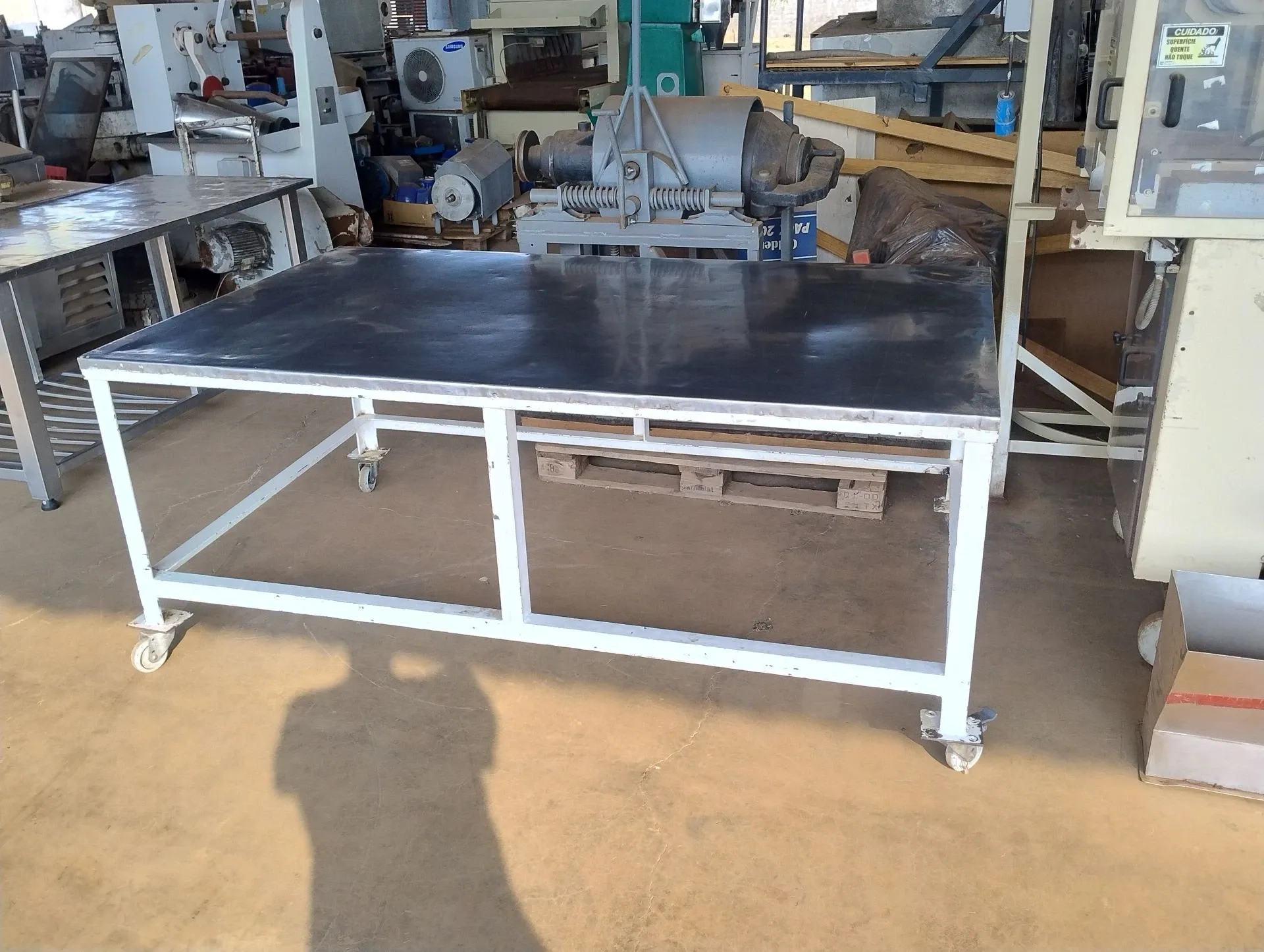 mesa-indust-aco-carbono-tampo-inox-dim-2-x-1.2-m-rodizios