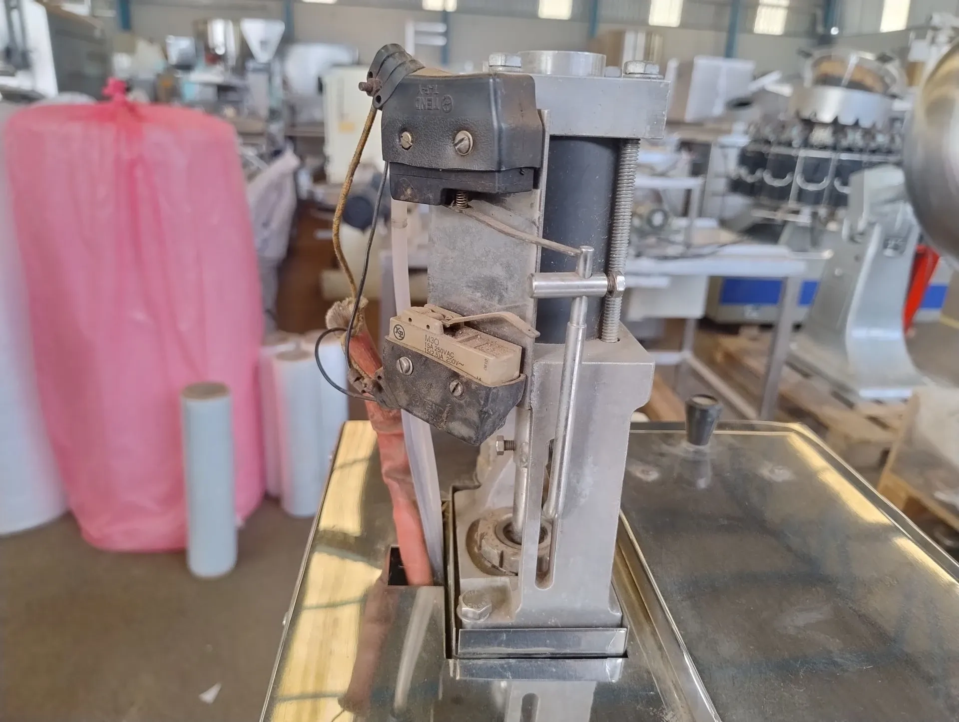 coleiro-sistema-aplicador-de-adesivo-cola-hot-melt-marca-jemak