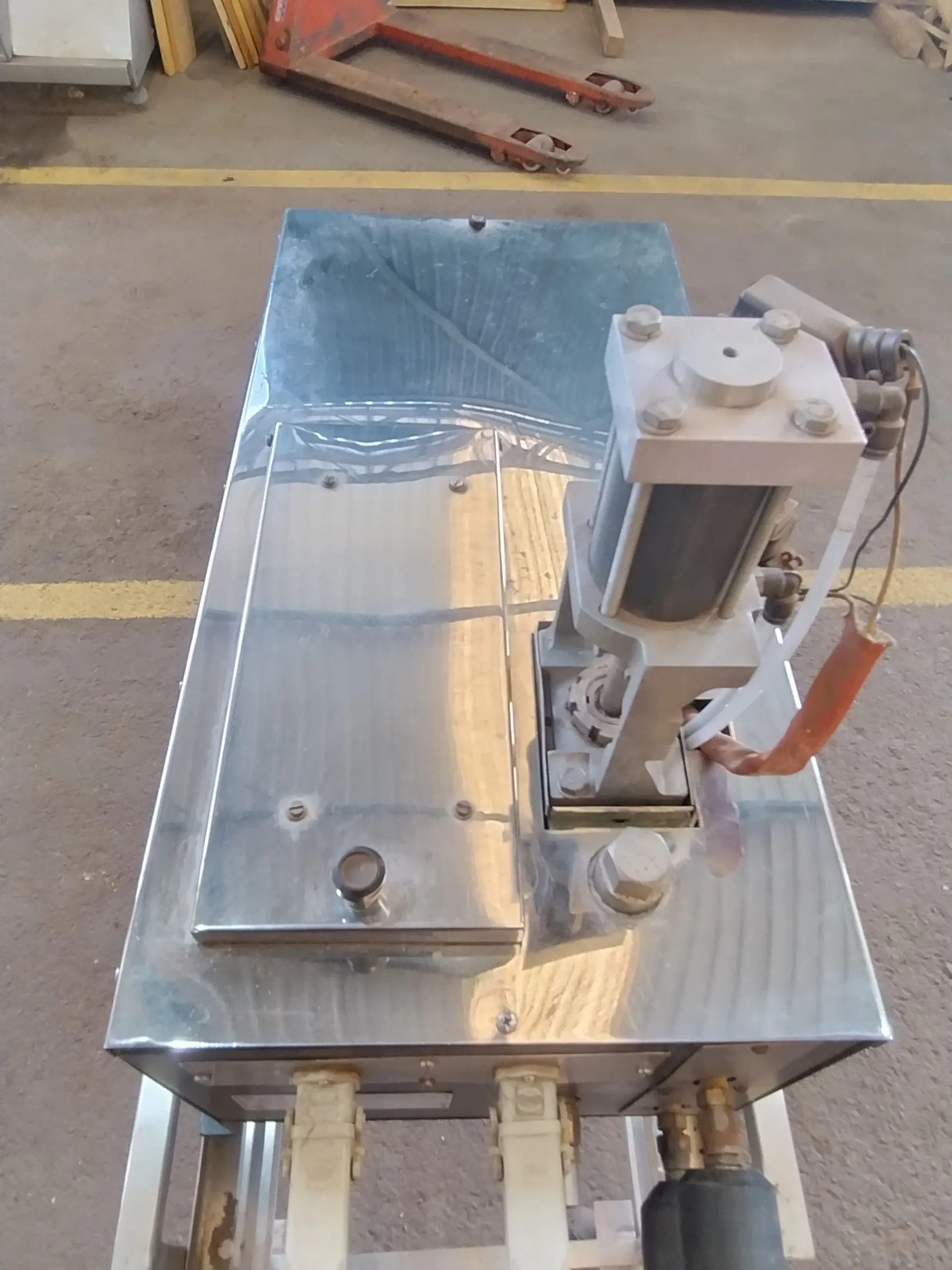 coleiro-sistema-aplicador-de-adesivo-cola-hot-melt-marca-jemak