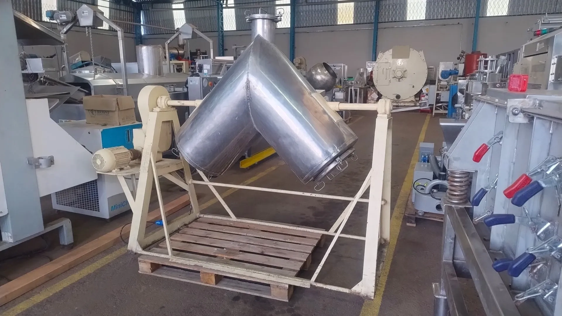 misturador-em-v-inox-cap-aprox-200-litros