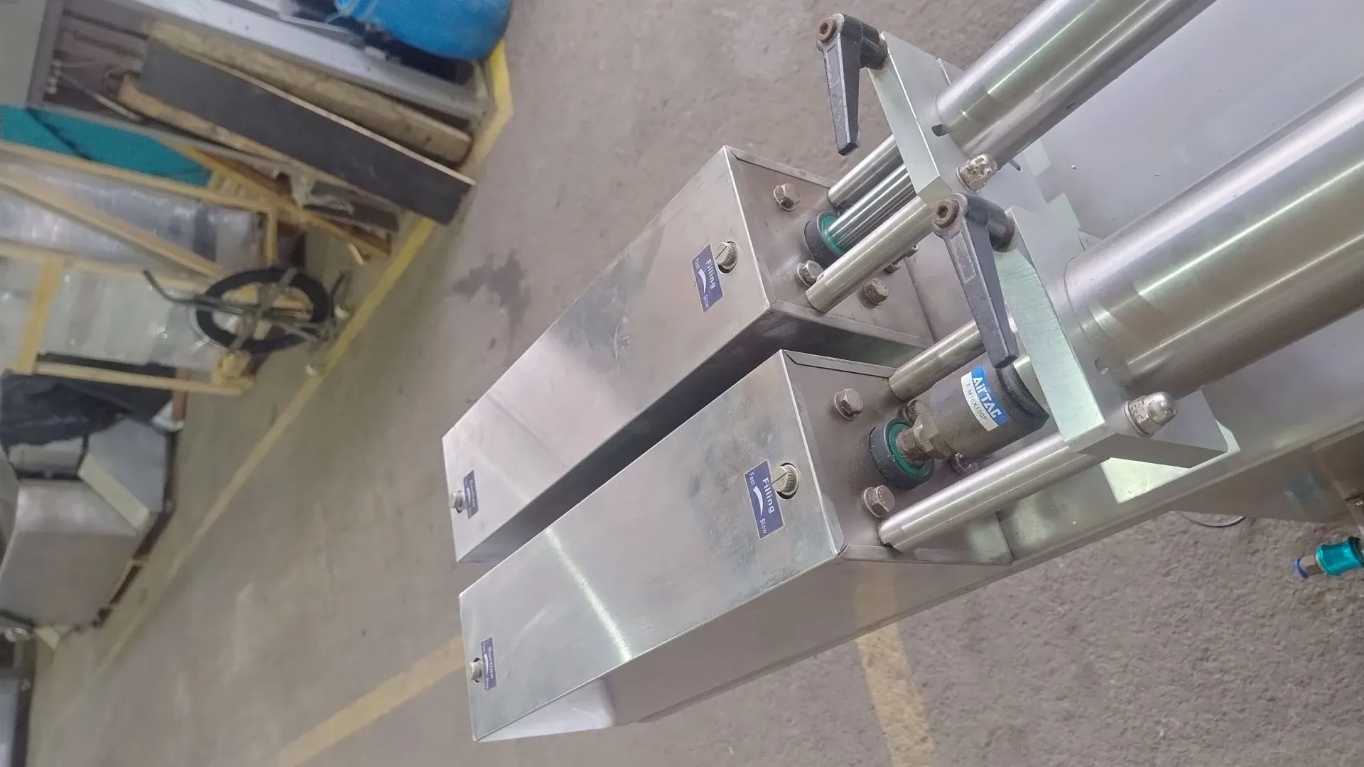 envasad-liqu-pneum-semi-automatica-dois-bicos-yg-packing-machinery