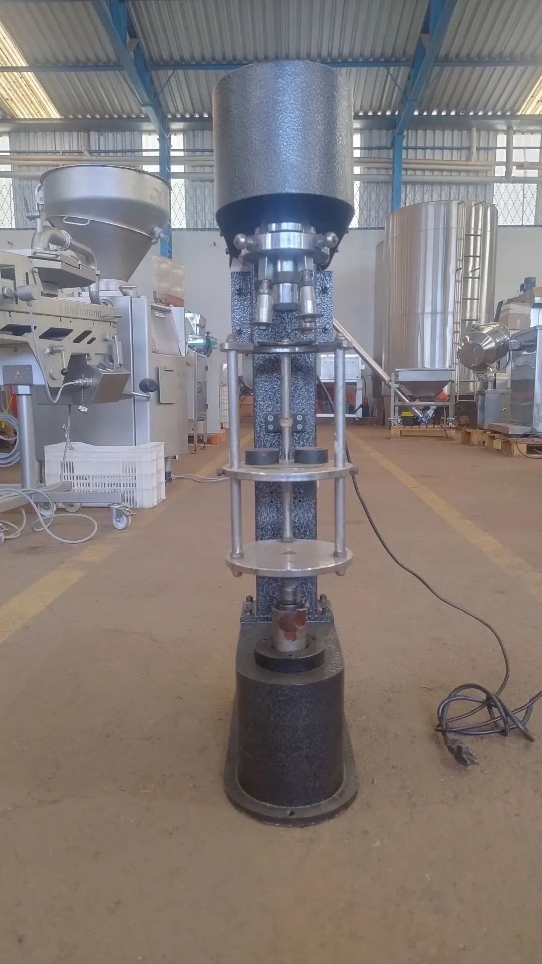 maquina-fechamento-rosqueadeira-tampas-aluminio-plastico-mod-dc-50