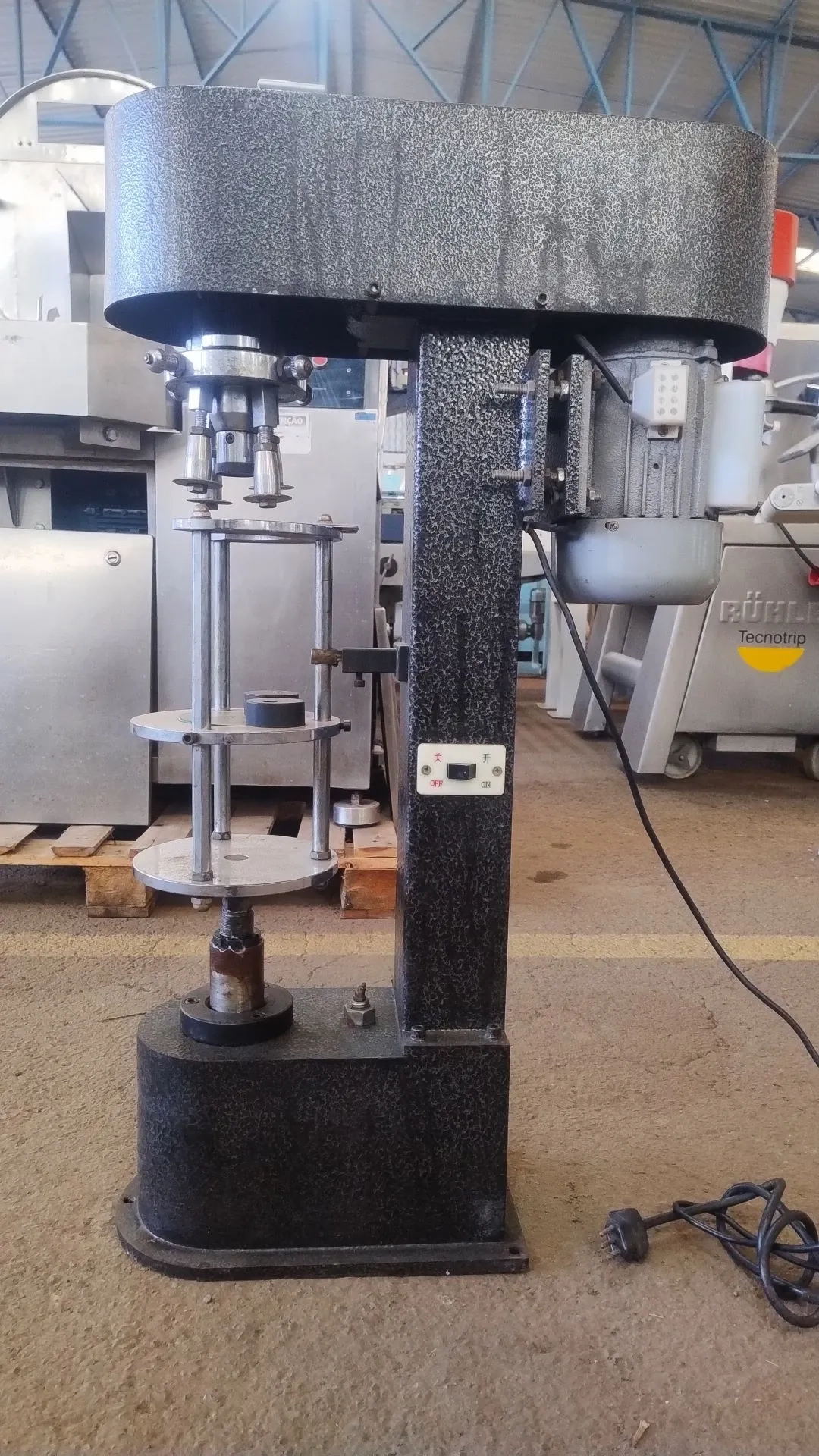 maquina-fechamento-rosqueadeira-tampas-aluminio-plastico-mod-dc-50