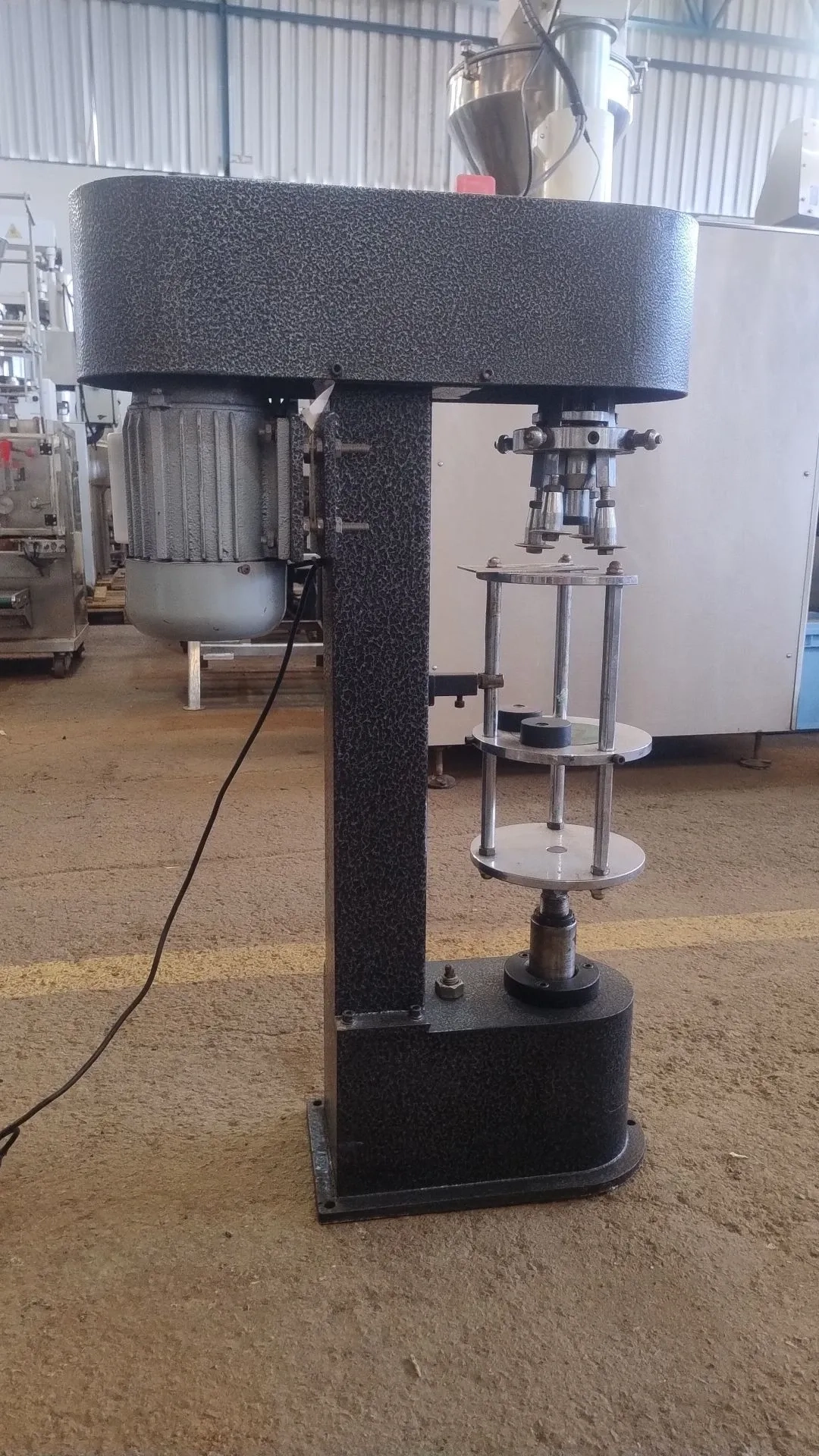 maquina-fechamento-rosqueadeira-tampas-aluminio-plastico-mod-dc-50