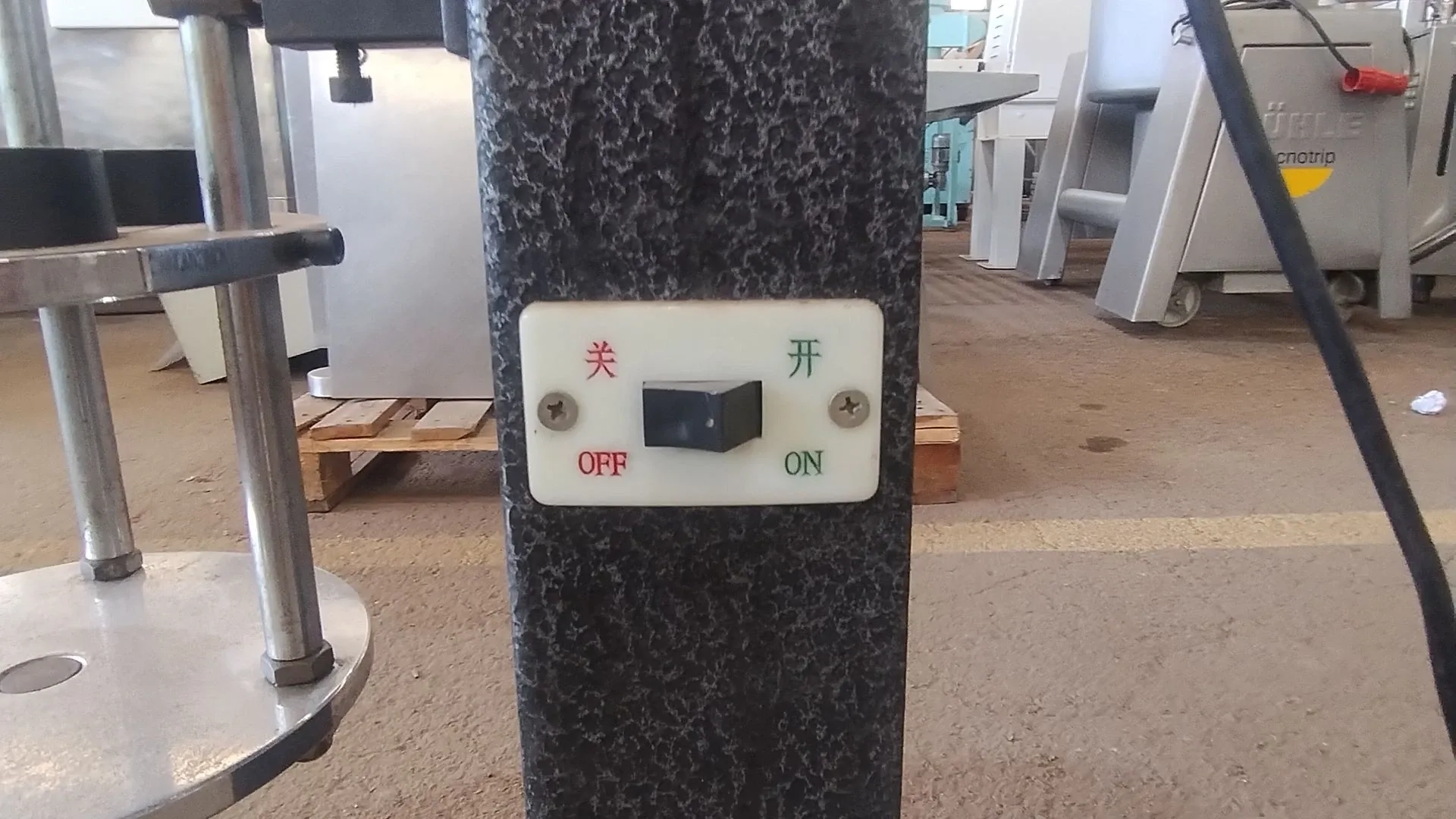 maquina-fechamento-rosqueadeira-tampas-aluminio-plastico-mod-dc-50