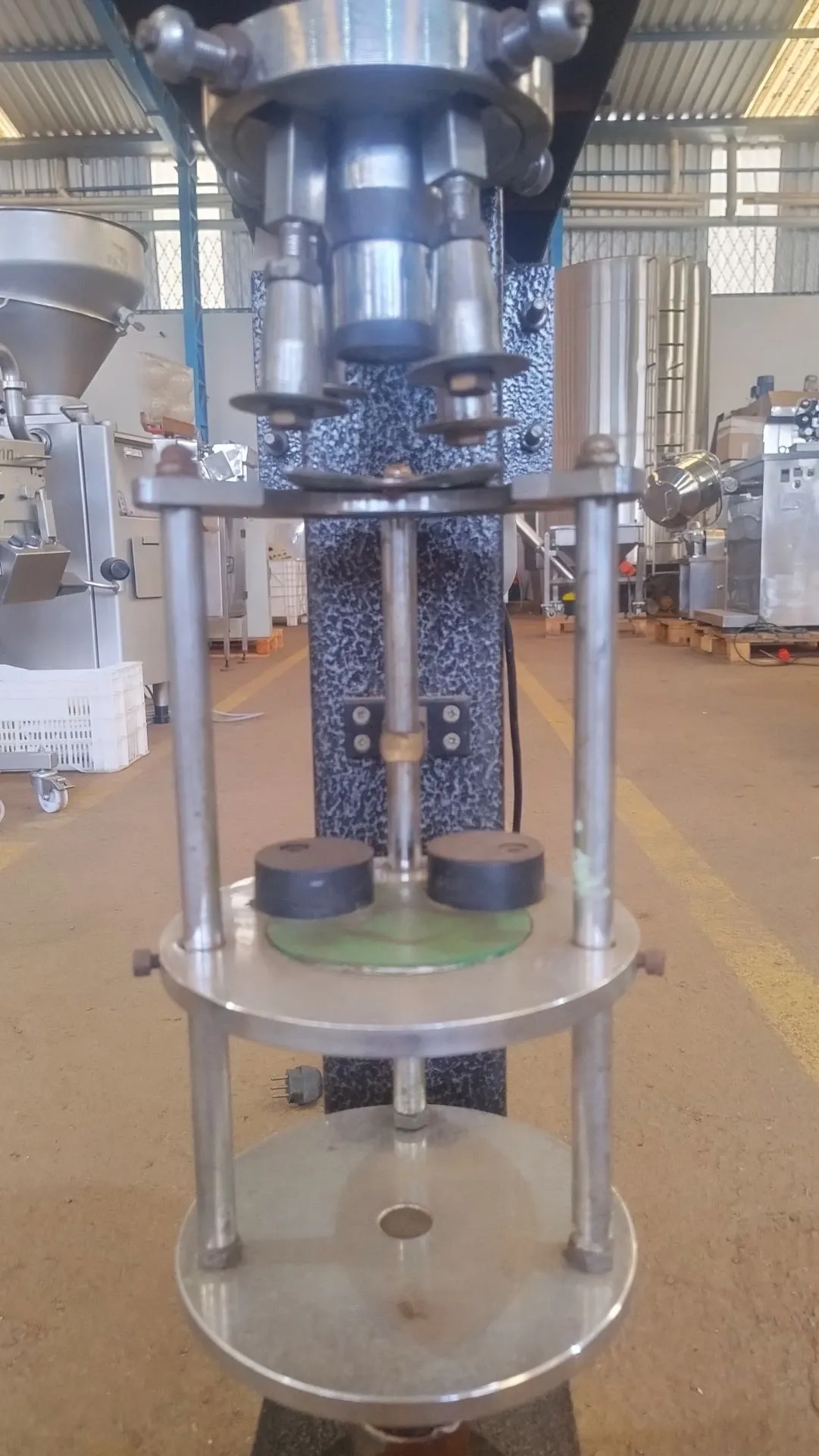 maquina-fechamento-rosqueadeira-tampas-aluminio-plastico-mod-dc-50