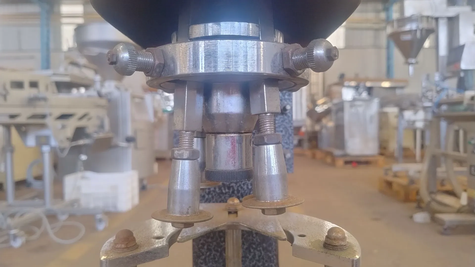 maquina-fechamento-rosqueadeira-tampas-aluminio-plastico-mod-dc-50