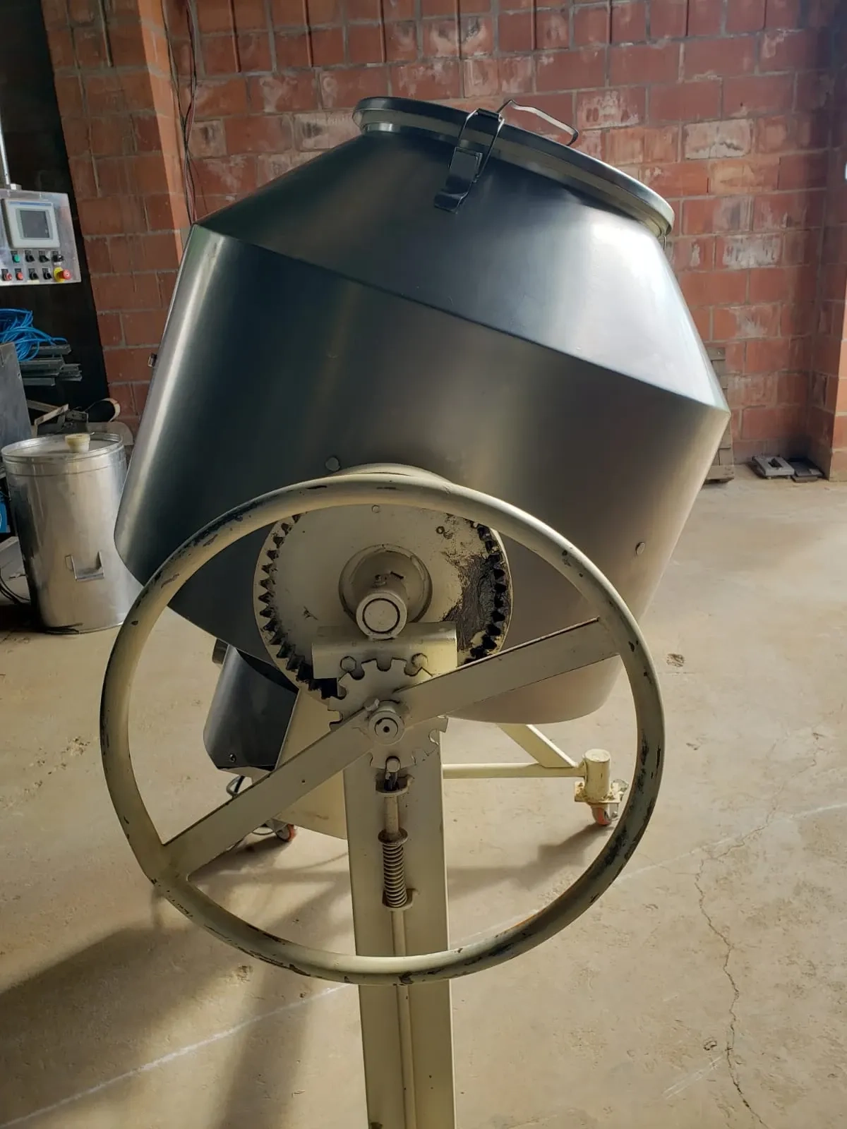 drageadeira-misturador-tipo-betoneira-em-aco-inox-250-litros