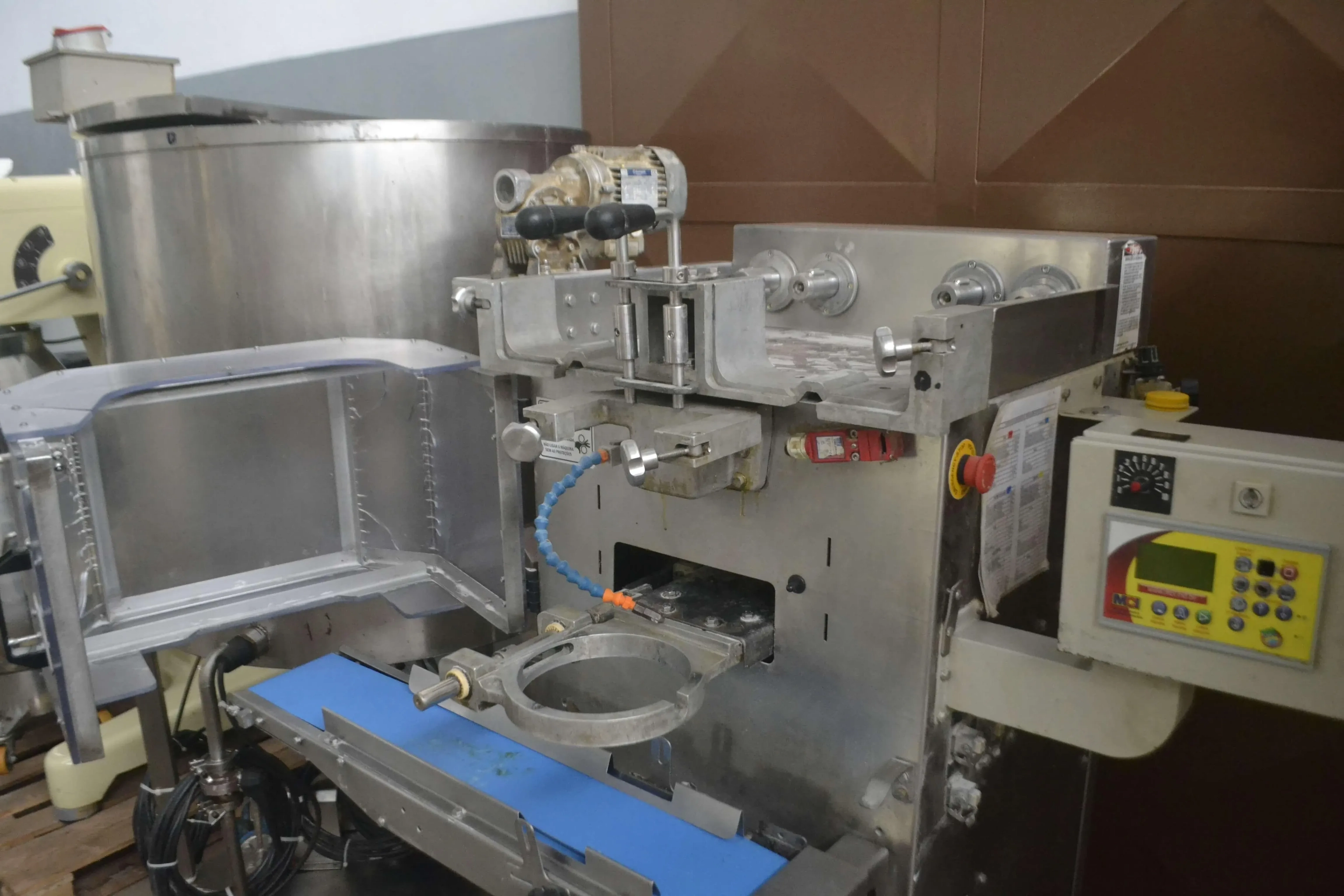 linha-automatica-salgados-capacid-300-kg-mci