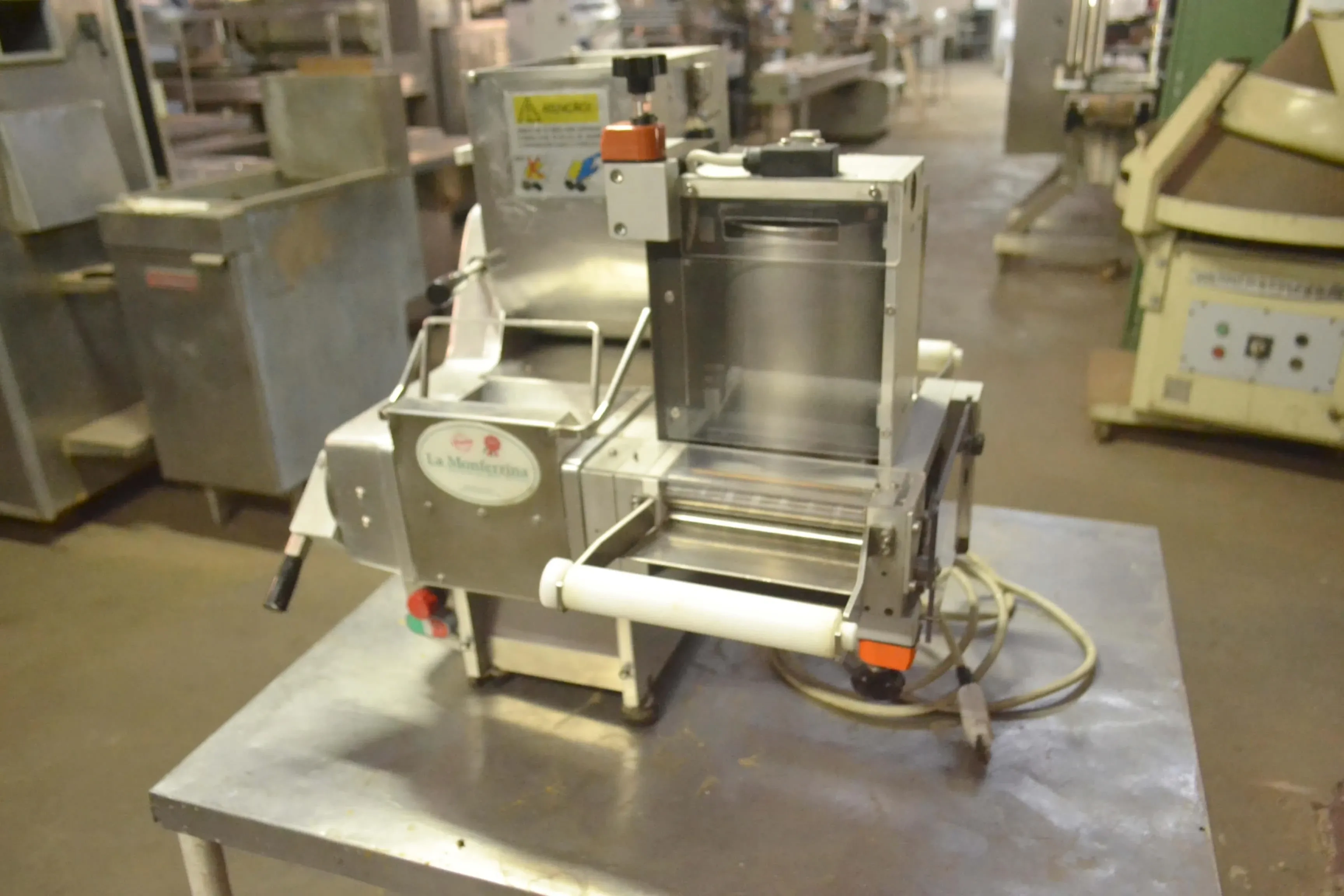 masseira-esfolhadeira-e-ravioleteira-conjugados-capacidade-12-kg-marca-bralyx-la-monferrina