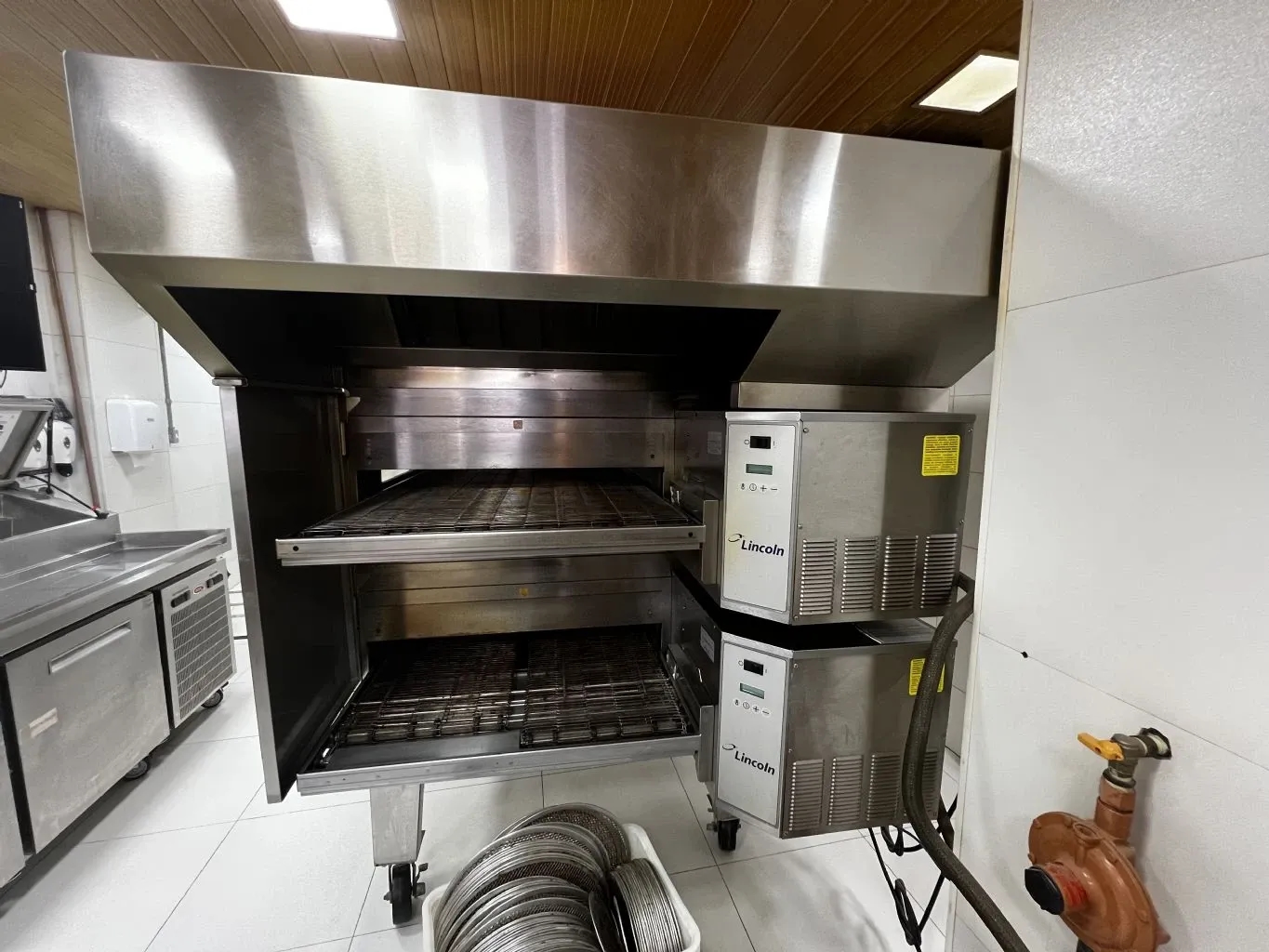 forno-de-esteira-em-aco-inox-para-pizzas-panificacao-biscoitos-marca-lincoln