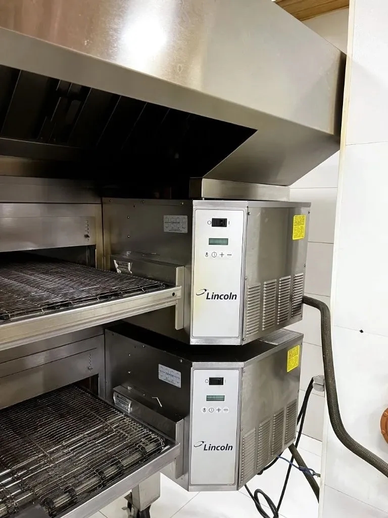 forno-de-esteira-em-aco-inox-para-pizzas-panificacao-biscoitos-marca-lincoln