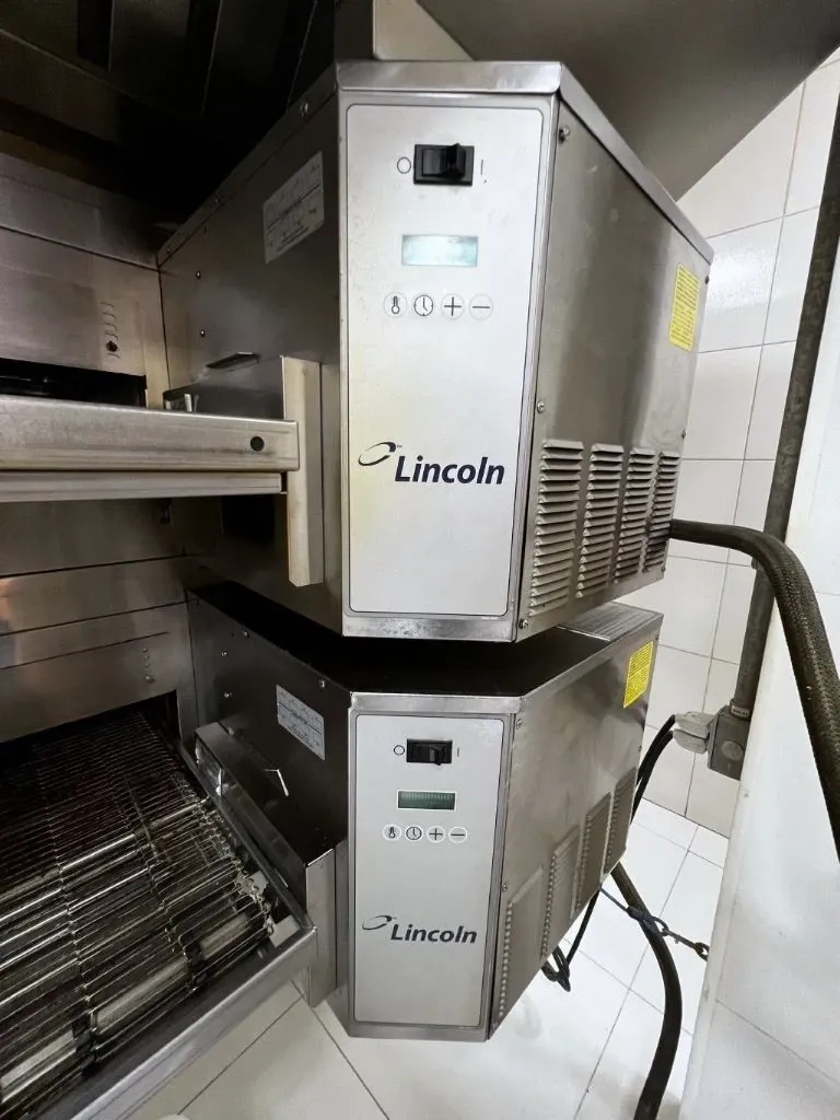 forno-de-esteira-em-aco-inox-para-pizzas-panificacao-biscoitos-marca-lincoln