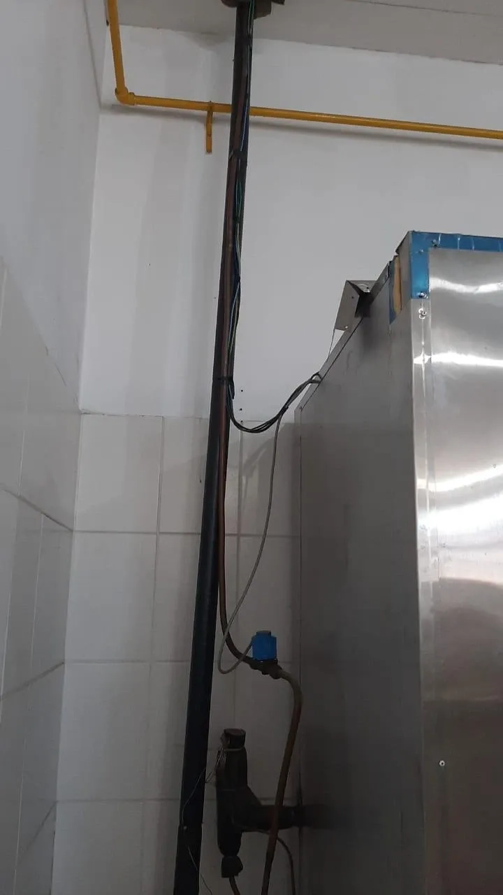 Ultra-Congelador-com-um-carrinho-marca-Friomac