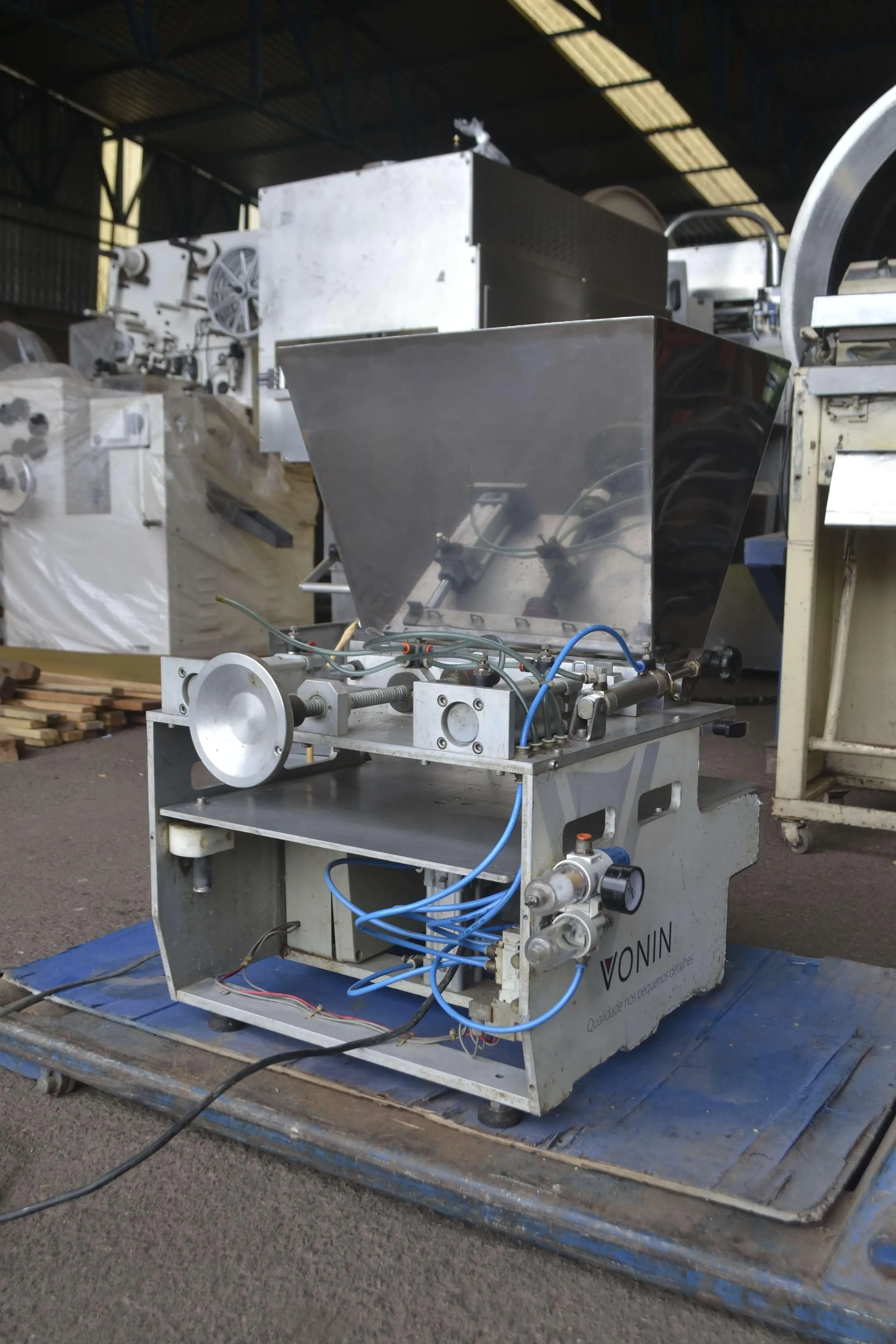 dosadora-de-chocolate-semiautomatica-marca-vonin