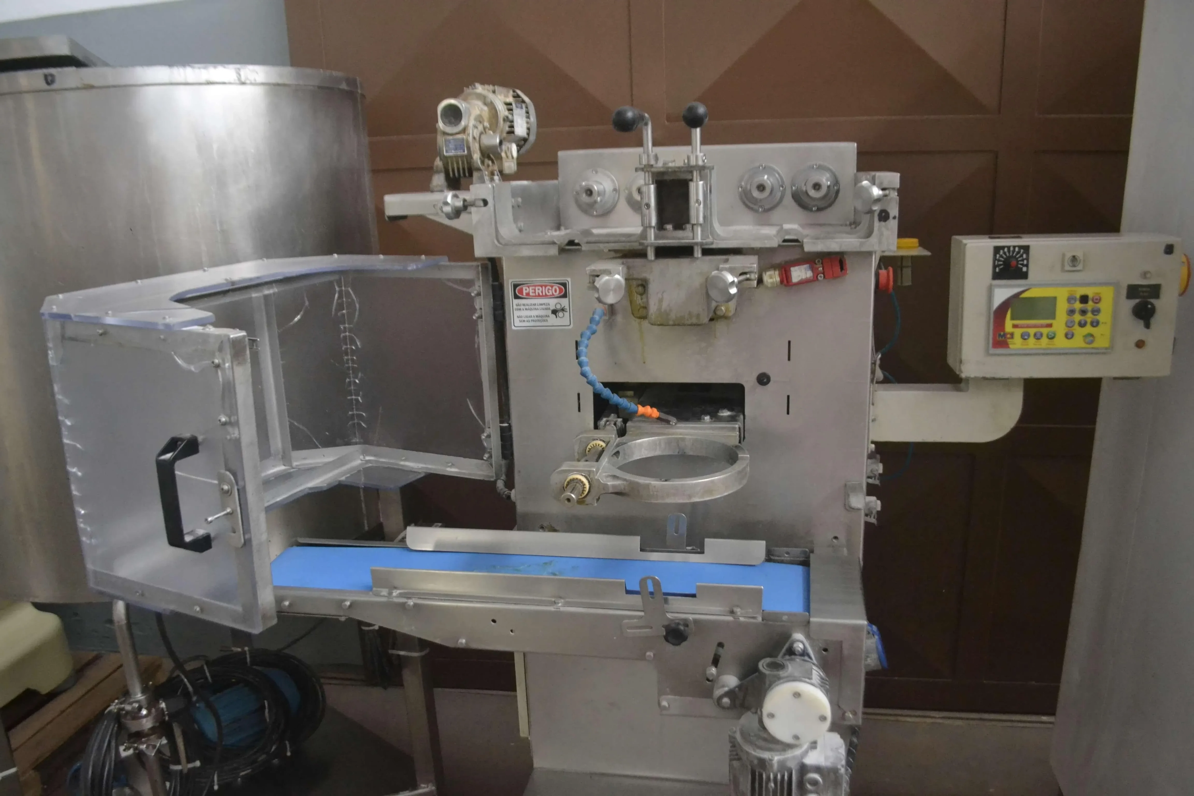 linha-automatica-salgados-capacid-300-kg-mci