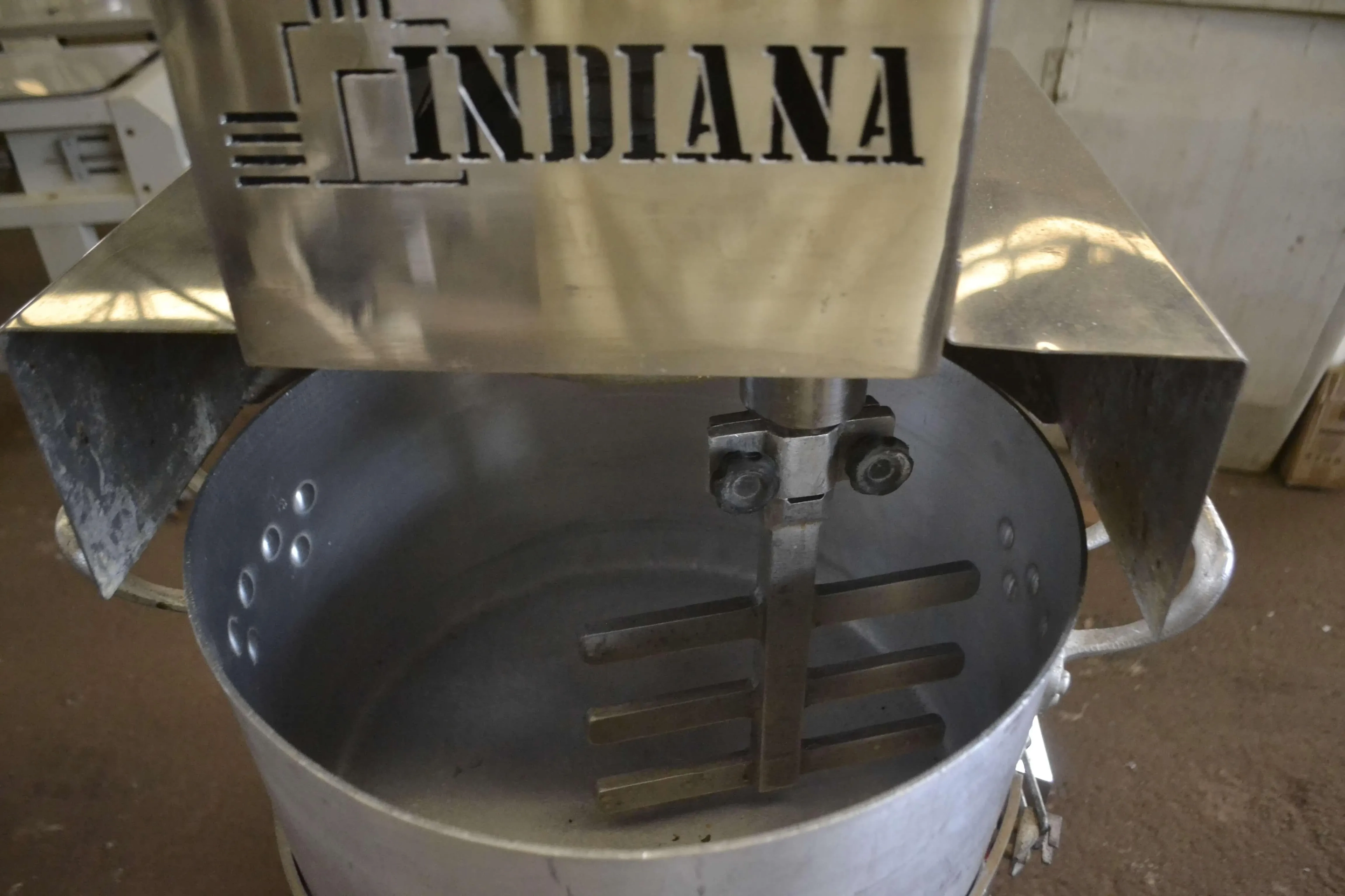 Masseira-salgados-doces-marca-Indiana