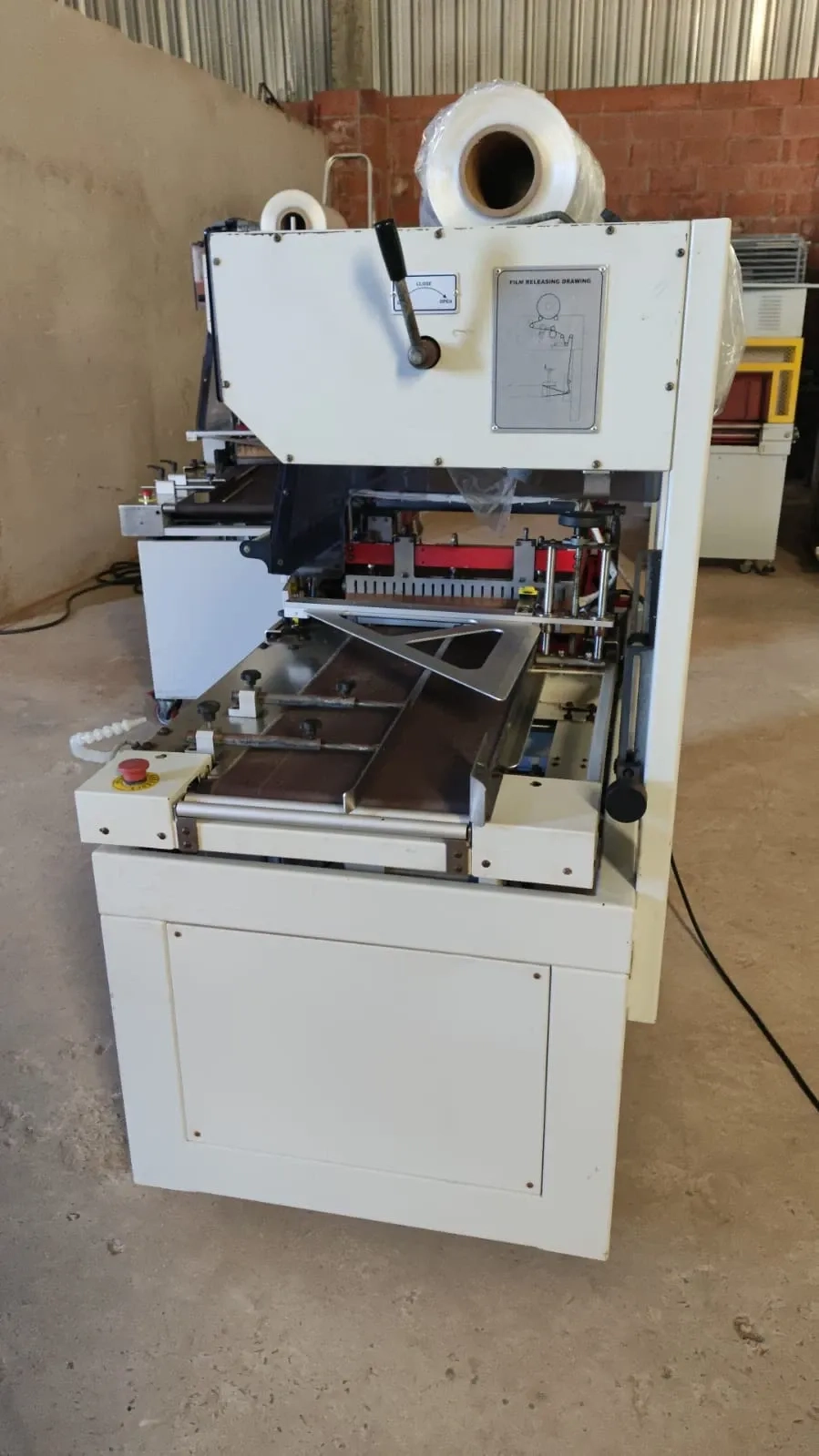 seladora-automatica-em-l-shrink-com-tunel-de-encolhimento-marca-bba-comex