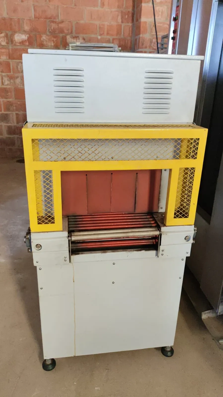 seladora-automatica-em-l-shrink-com-tunel-de-encolhimento-marca-bba-comex