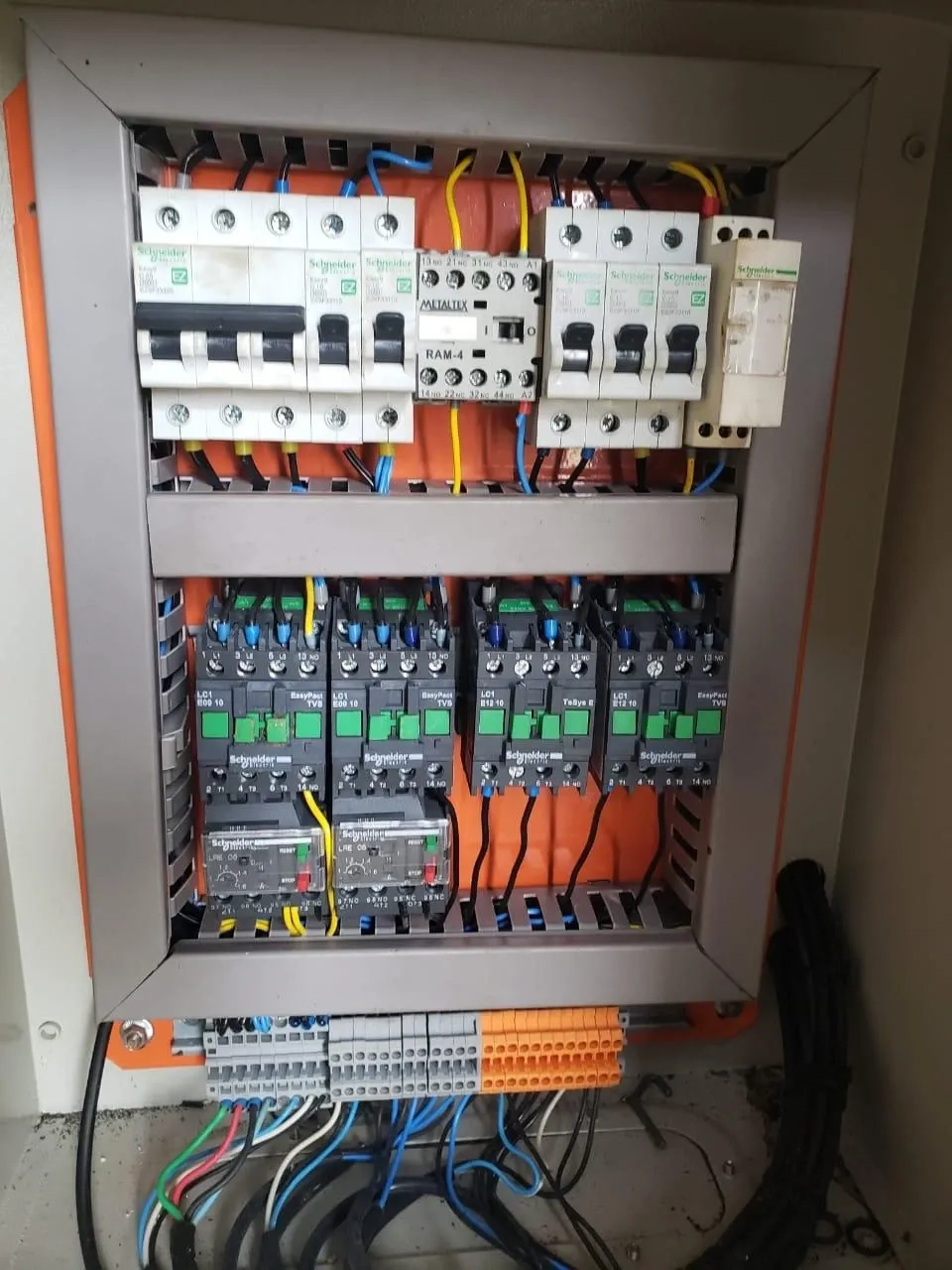 dosadora-para-chocolate-semi-automatica-com-6-bicos-marca-sidmaq