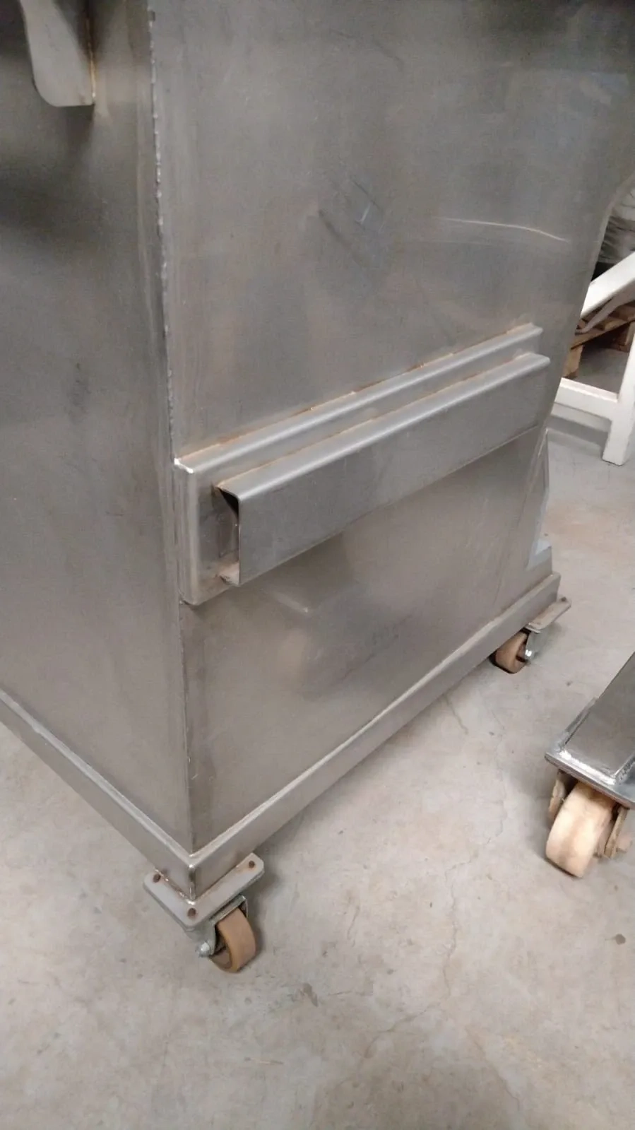 elevador-com-carrinho-em-aco-inox