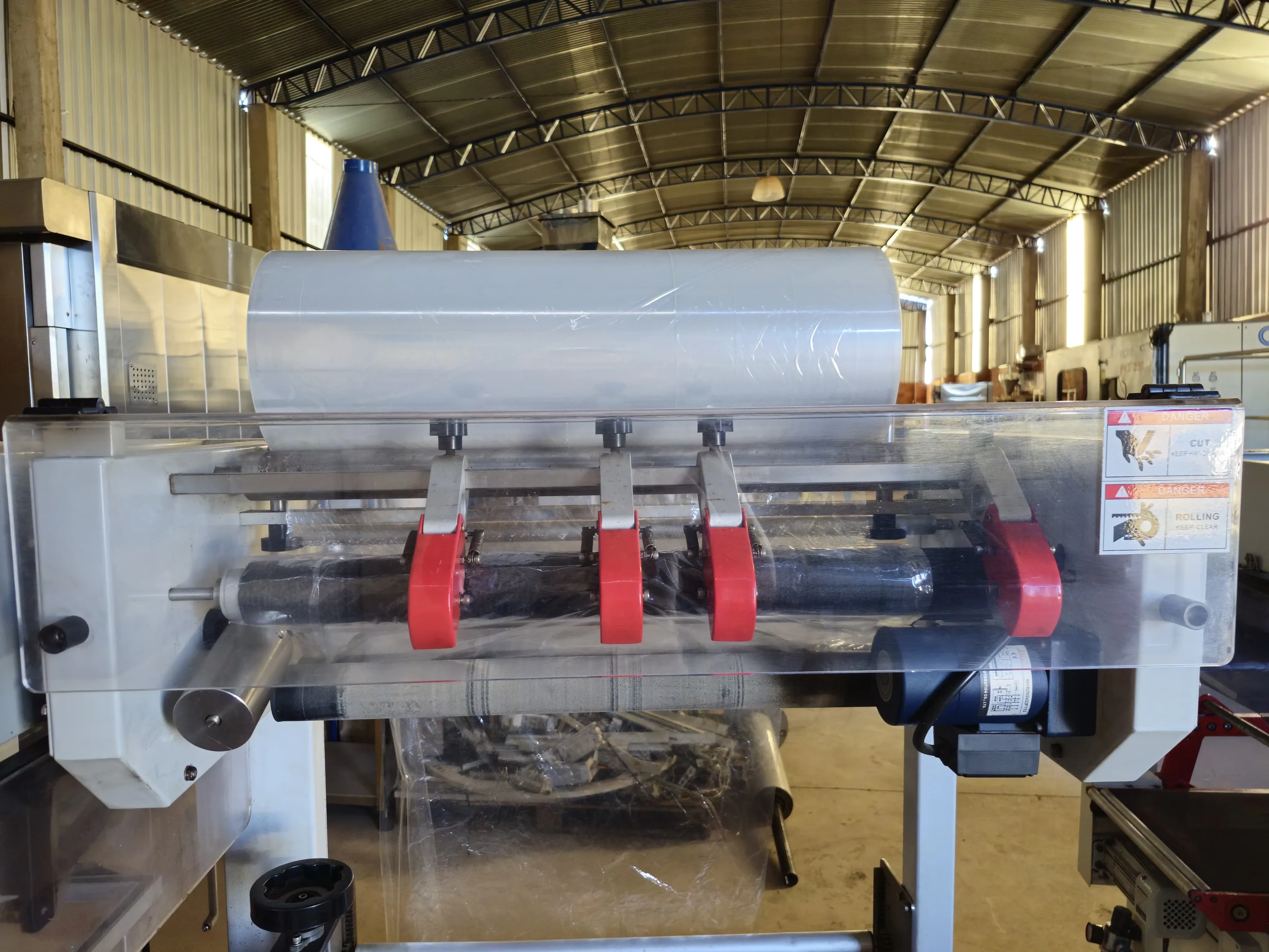 seladora-automatica-em-l-shrink-marca-tecfag