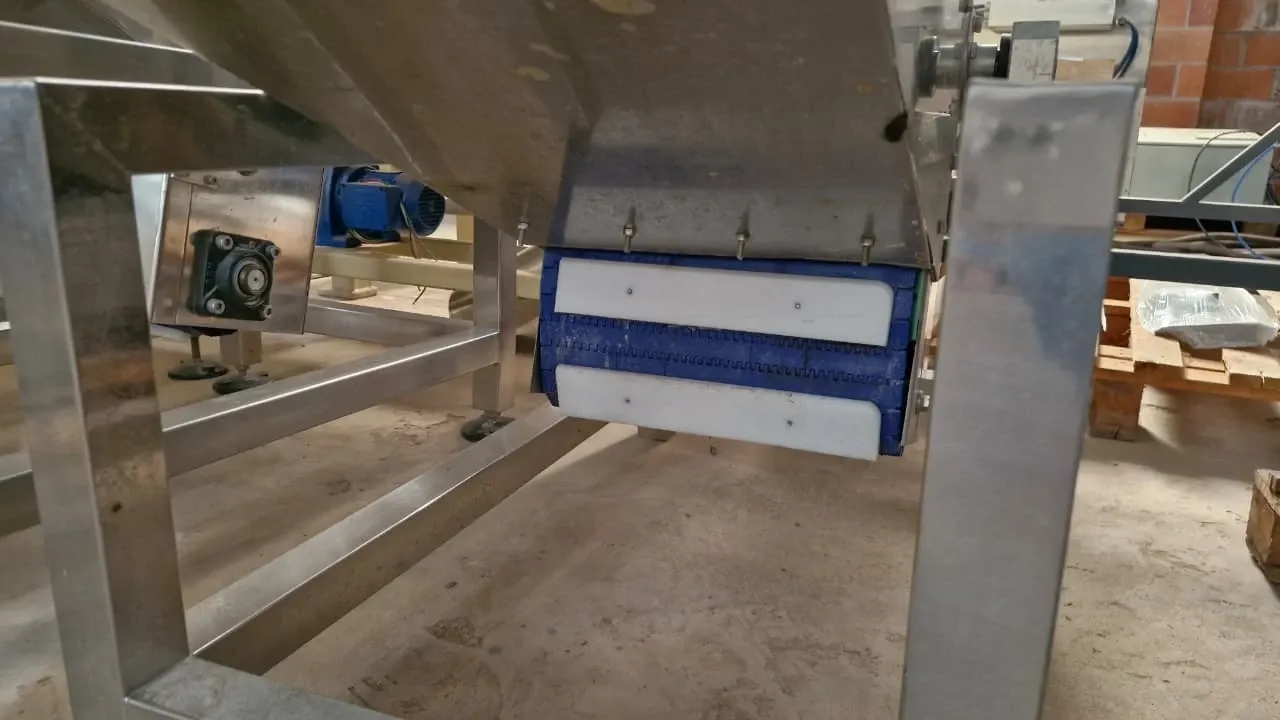 alimentador-posicion-abastecedor-de-tampas-vibratorio-em-aco-inox-marca-tecno-envase-modelo-tag-5000