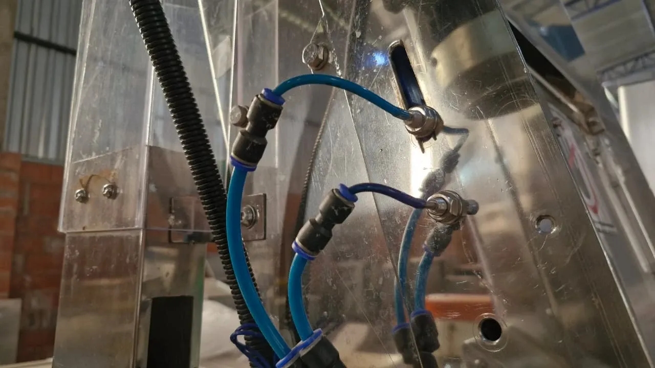 alimentador-posicion-abastecedor-de-tampas-vibratorio-em-aco-inox-marca-tecno-envase-modelo-tag-5000