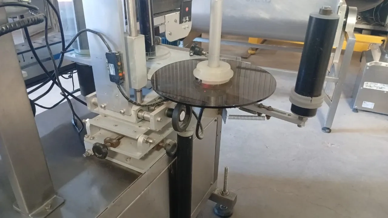 rotuladora-autoadesiva-para-frascos-cilin