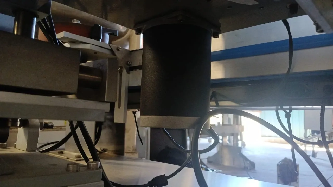 rotuladora-autoadesiva-para-frascos-cilin