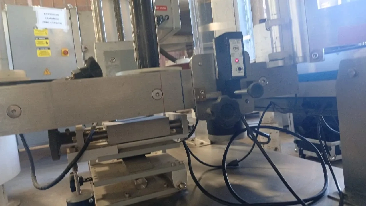 rotuladora-autoadesiva-para-frascos-cilin