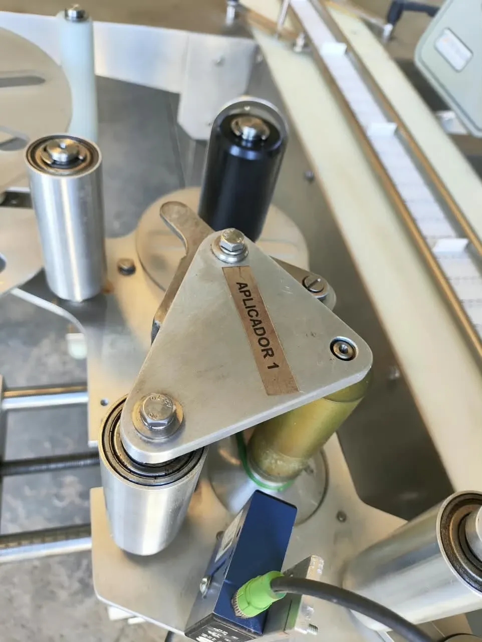 rotuladora-etiquetadora-aplicadora-selo-lacre-para-cartucho-com-3-abas-marca-tecmaes