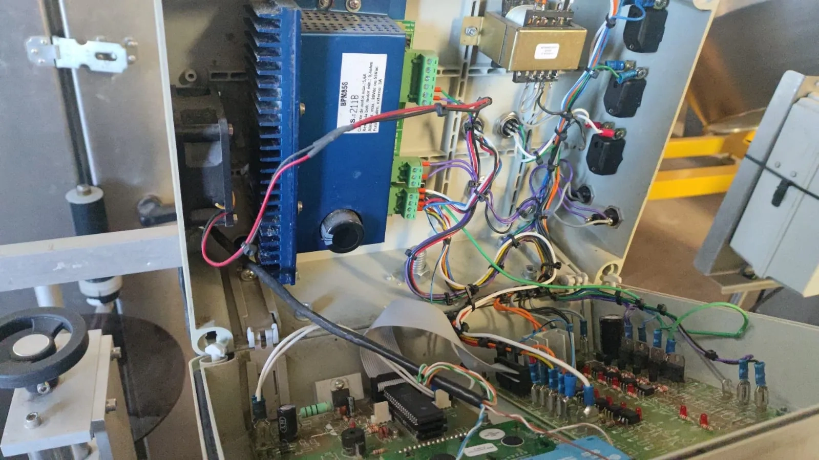 rotuladora-autoadesiva-para-frascos-cilin