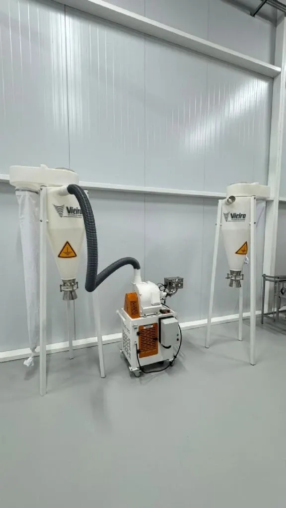 moinho-martelo-centrifugo-vieira-mcs-190-com-motor-de-3-cv-10-kg-por-hora