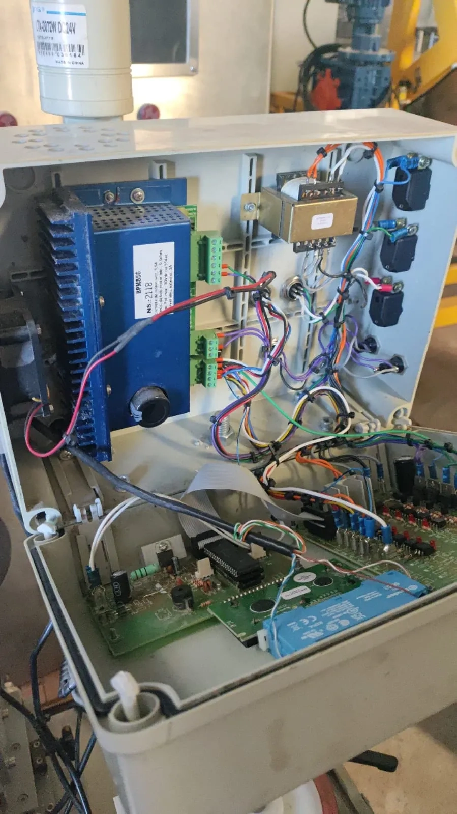 rotuladora-autoadesiva-para-frascos-cilin