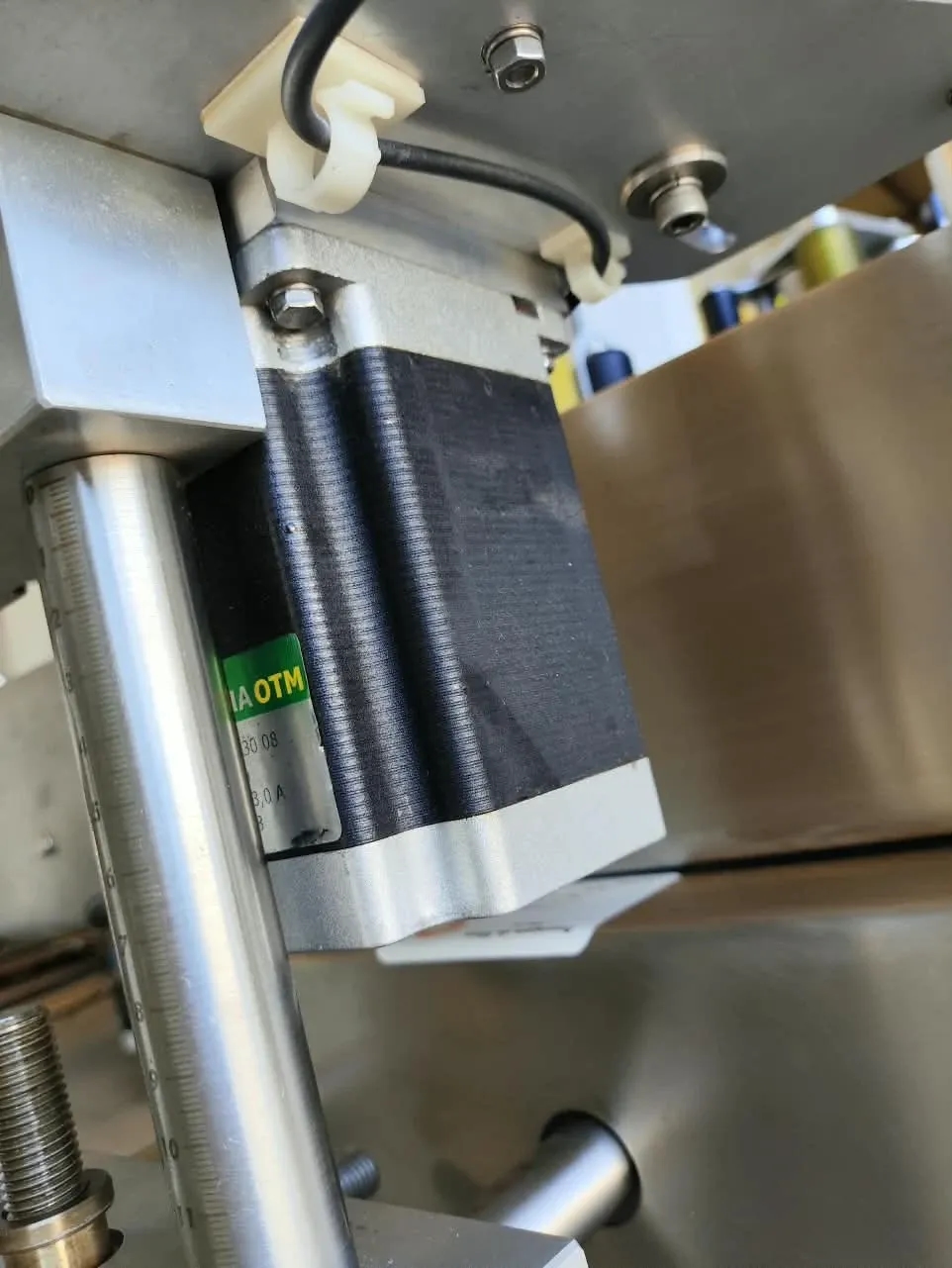rotuladora-etiquetadora-aplicadora-selo-lacre-para-cartucho-com-3-abas-marca-tecmaes