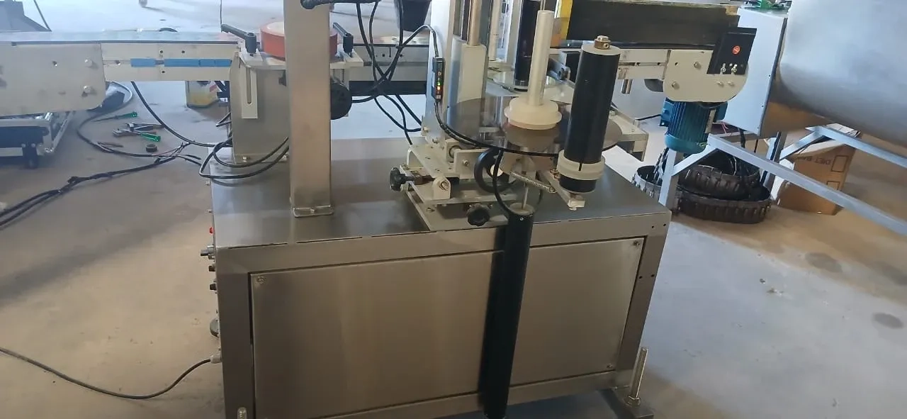 rotuladora-autoadesiva-para-frascos-cilin